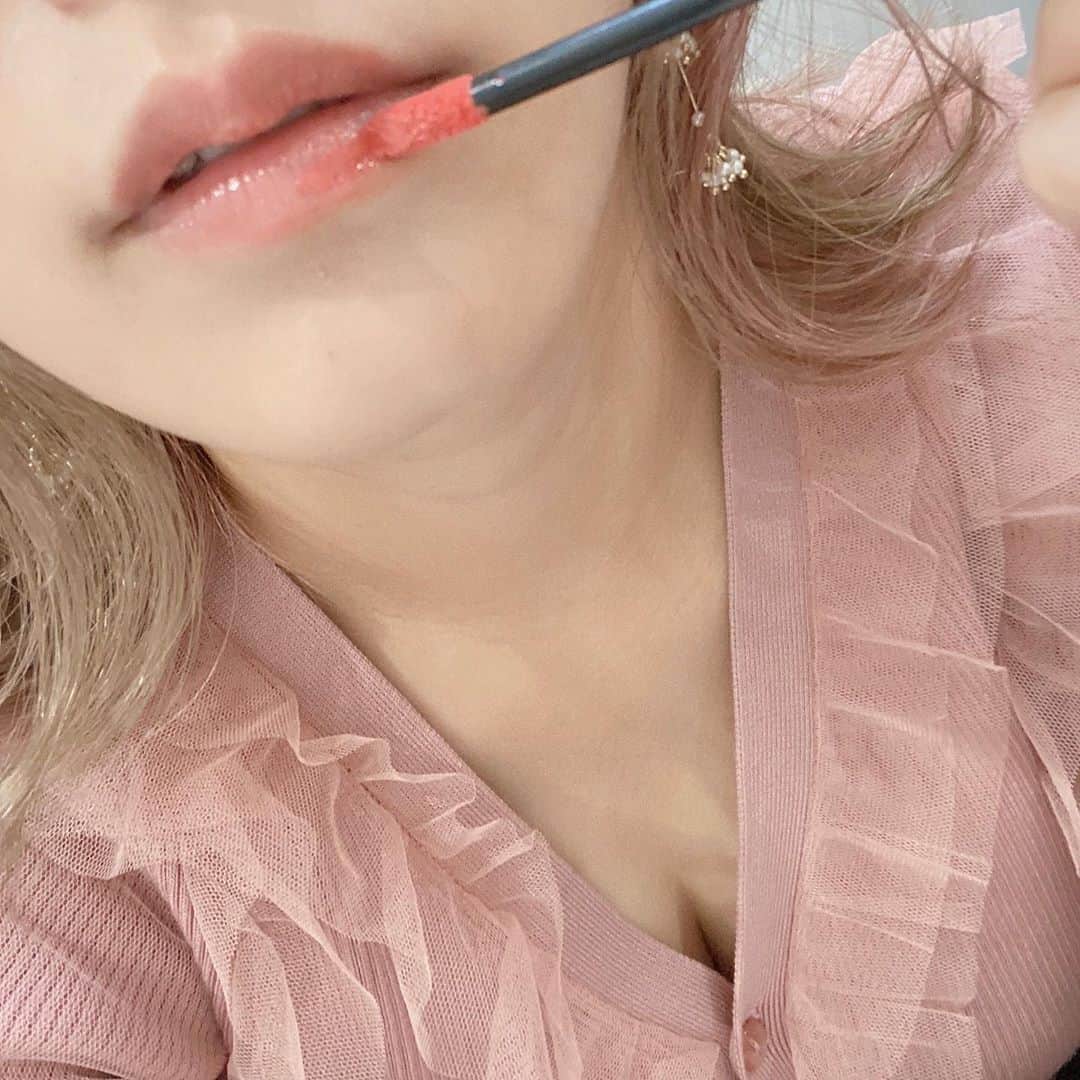 浜田由梨のインスタグラム：「SHIROのジンジャーリップバターお気に入り♡ ジンジャー効果で唇ぷっくり潤うけどマット感ありあんまりべたっと感じなくてとてもすき😚 いい感じの色味で撮れた♪ #shirocosmetics #rip #color #テラコッタ」