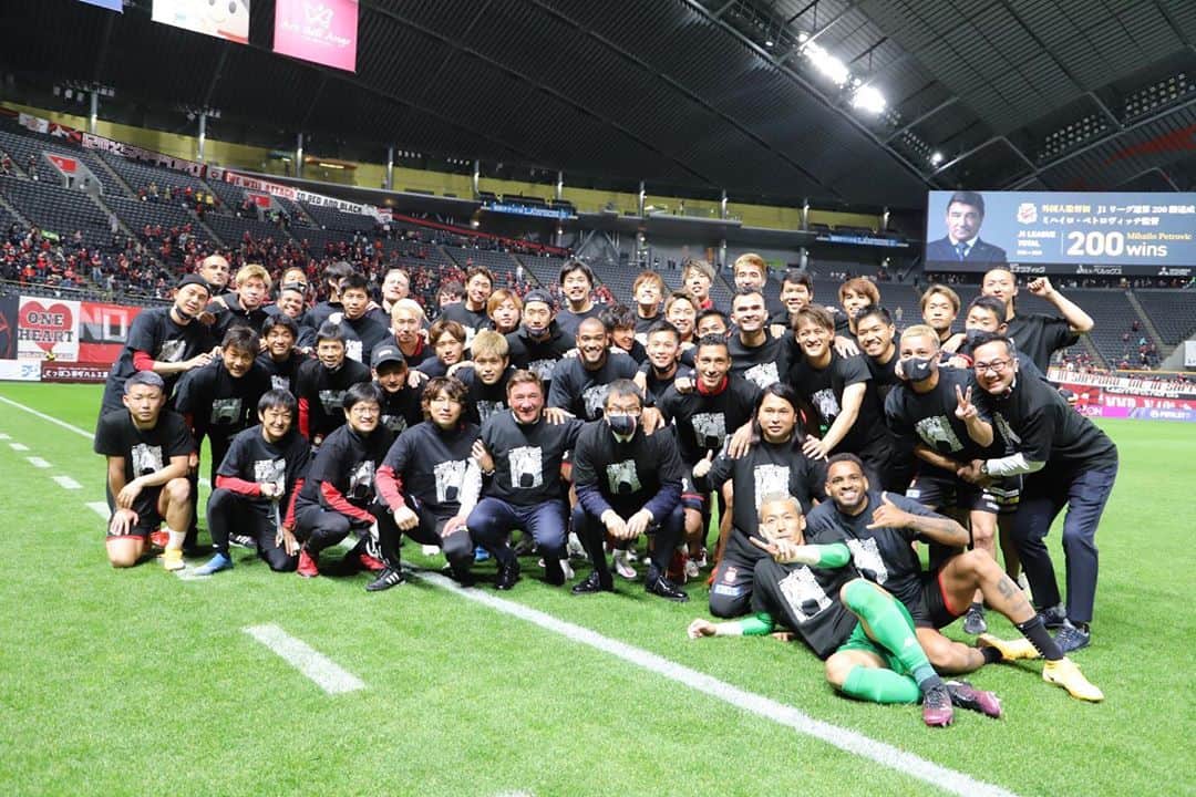 のインスタグラム：「ミシャ200勝おめでとうございます🎉 偉大な監督の元でプレーが出来て誇らしく思います⚽️ まだ試合は続くので引き続き応援よろしくお願いします！  2枚目は何を話してたんだろうか🤣笑」
