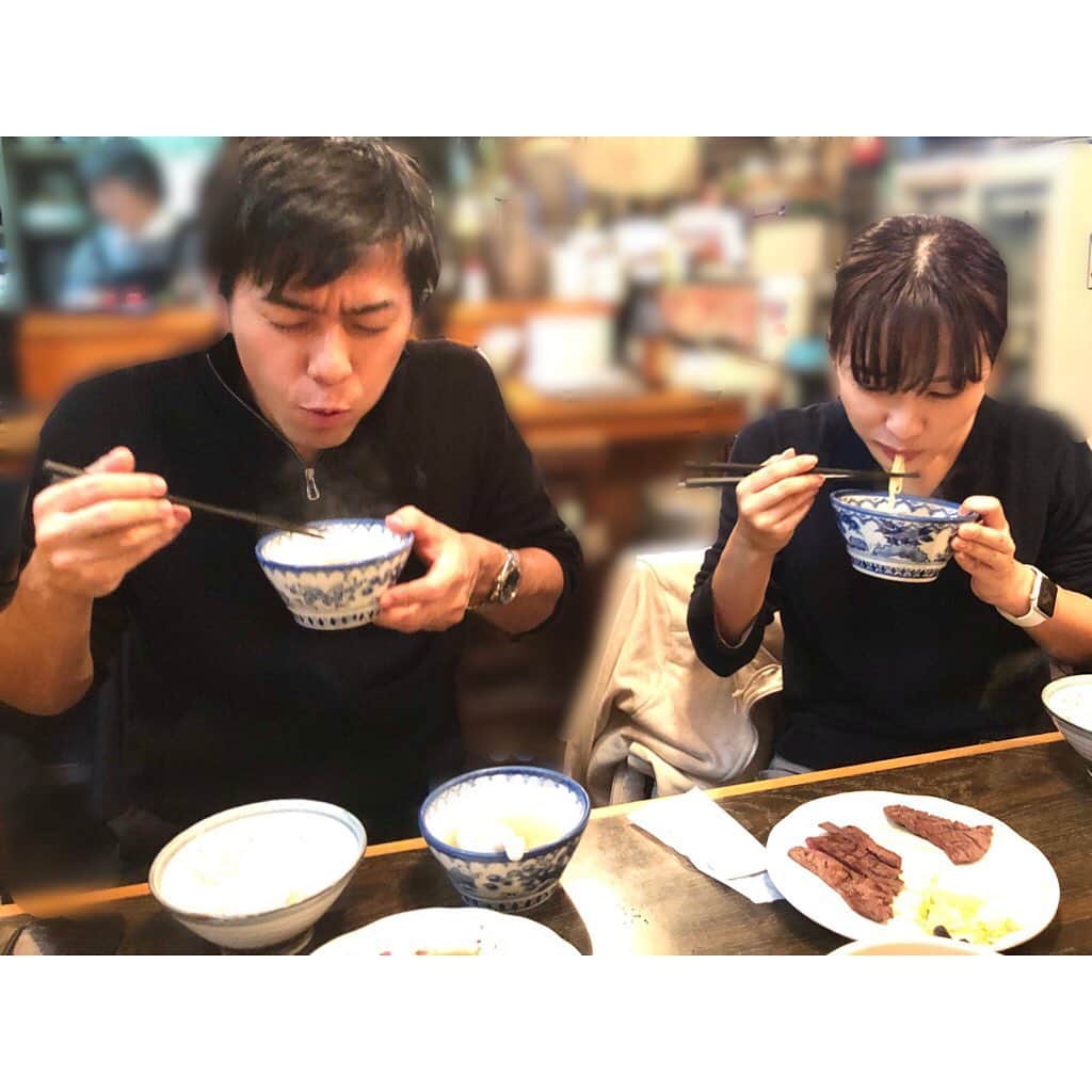 篠原光のインスタグラム：「. 去年、仙台にて。  自分が先輩にご馳走してもらった店に、 初めてできた後輩を連れて行ったら、 びっくりするほど美味しそうに食べてくれて満足。 という写真です。 (左から:大町怜央アナ、河出奈都美アナ @kawade_natsumi )  . 僕も去年、一昨年と携わった全日本大学女子駅伝。 舞台は、杜の都・仙台。 今年は明日、日曜日12:00〜生放送です🏃‍♀️🏃‍♀️  アナウンサーは数日前から仙台に入り、夜通し準備を進めます。 へとへとの体に牛テールスープと牛タンの脂が泌み渡るわけです…。🐂🐂  今年は、河出と僕はテレビで応援。 大町くんは現地にいます。 ファイト大町！！！  ZIP!からは 田中毅アナウンサー(@tanaka_ta_ke_shi)と 佐藤義朗アナウンサー(@yoshiaki_sato11)の声も聞けます！  #根が声フェチなので #普段当たり前に会話する先輩も #声だけで聴くと #聴き惚れ直すというか #かっけえ…となる #あるある  #大町の茶碗から出てる湯気が気になる #何食べてるの #そんなに美味しそうに  .」