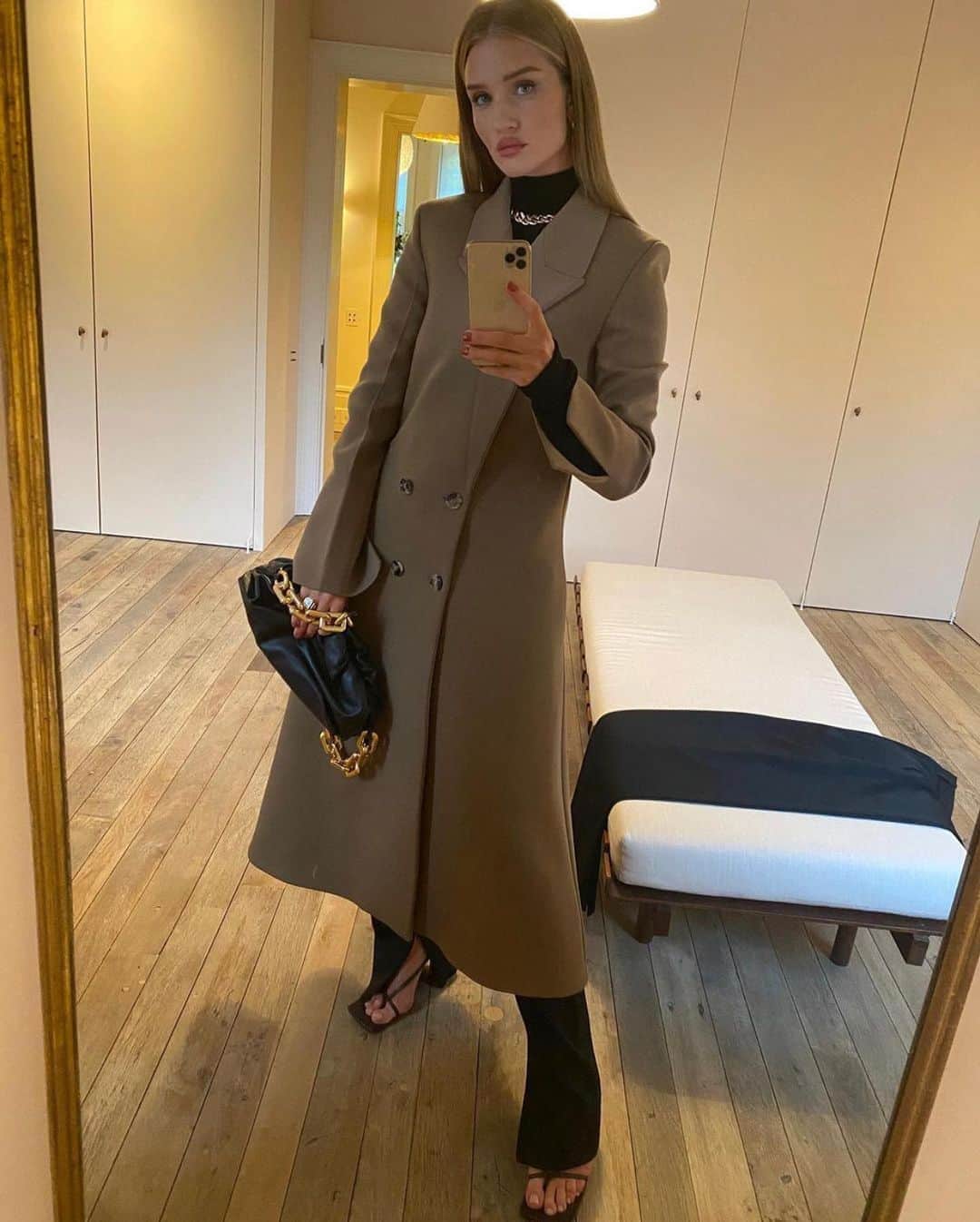 ELLE UKさんのインスタグラム写真 - (ELLE UKInstagram)「Choosing a winter coat is tricky but luckily for us (and you) @rosiehw has given us all the style inspo we need 👆 Copy Rosie’s looks at the LINK IN BIO」10月24日 18時45分 - elleuk