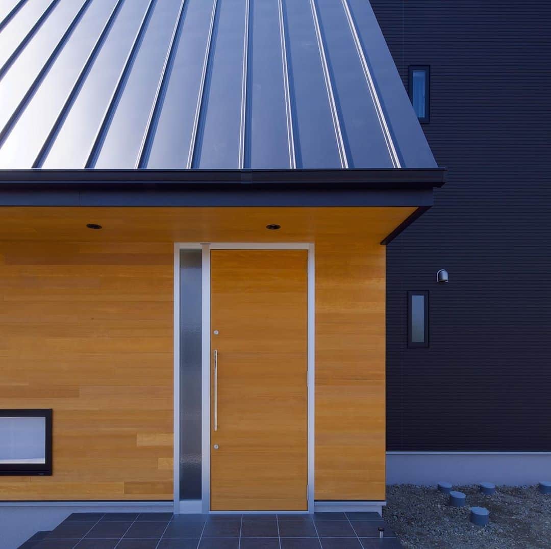 Cozy Homeさんのインスタグラム写真 - (Cozy HomeInstagram)「． 玄関のアクセント壁とガルバリウムの屋根が目を引く外観デザイン。  スタイリッシュななかに、木の温もりが調和します。 ． ． #外観ファサード #ファサードデザイン #外観デザイン #ガルバリウム屋根 #黒い家  ＝＝＝＝＝＝＝＝＝＝＝＝＝＝＝＝＝＝＝＝＝＝＝ 資料請求はコチラ →@cozyhome.wakayama2 ＝＝＝＝＝＝＝＝＝＝＝＝＝＝＝＝＝＝＝＝＝＝＝ 施工写真やイベント情報はプロフィールへ →@cozyhome.wakayama ＝＝＝＝＝＝＝＝＝＝＝＝＝＝＝＝＝＝＝＝＝＝＝ ＊  #コージーホームの家 #注文住宅 #cozyhome #新築#home #インテリア #工務店 #暮らし #マイホーム #コージーホーム #注文住宅和歌山 #和歌山市  #interior #家づくり #住宅 #instahouse #マイホーム計画 #施工写真 #見学会 #おしゃれな家 #暮らしを楽しむ家づくり」10月24日 18時52分 - cozyhome.wakayama