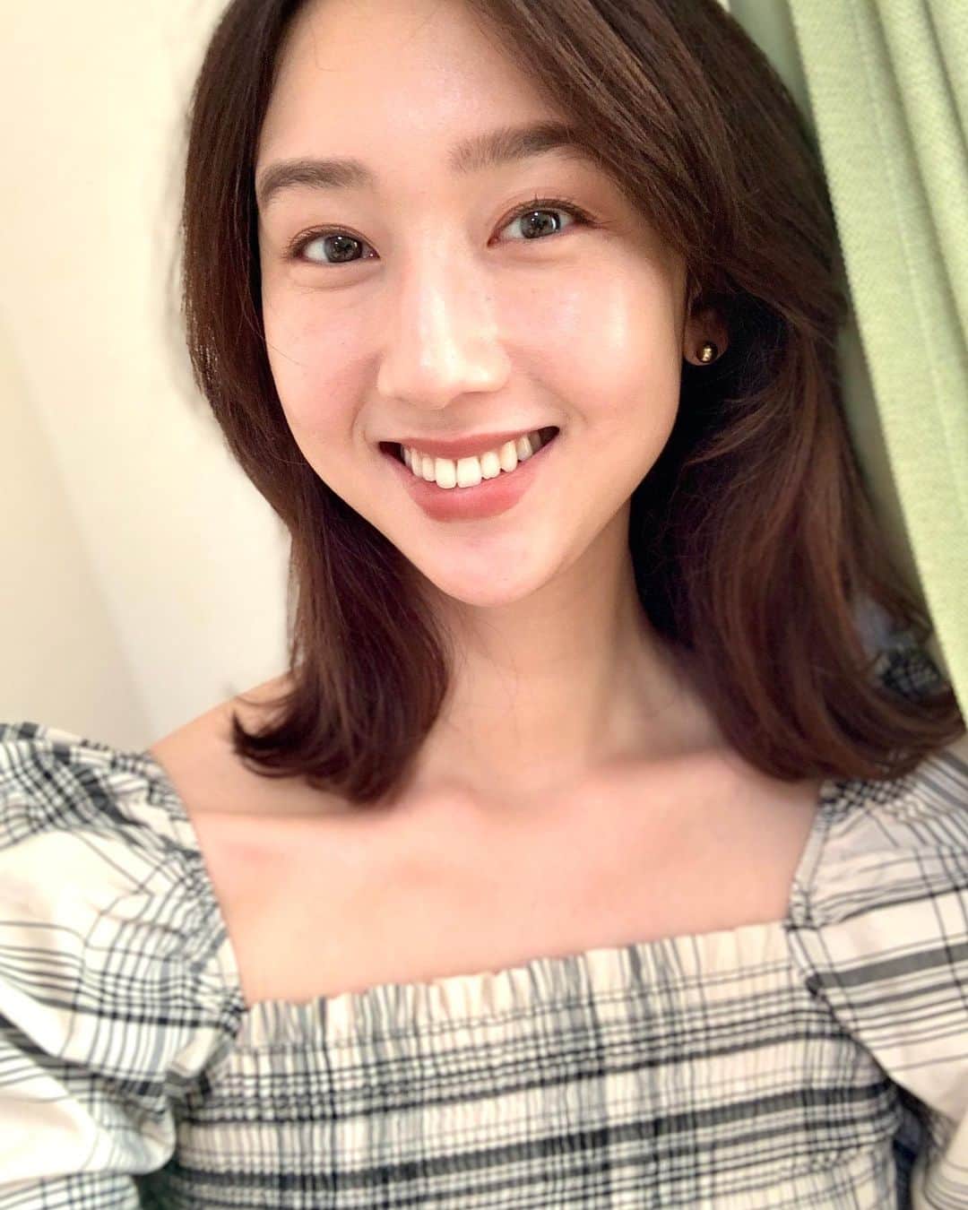 松原汐織のインスタグラム：「#beautytips  ・ 久しぶりに @visino333 へ💆🏻‍♀️ ・ 調子の悪さは感じていなかったのですが、マスクで知らず知らずのうちに凝り固まっていた様で。。。ほうれい線がくっきり、と出てしまう方も多いんだとか😭 ・ 施術後は表情筋が解れて目が覚めた様な感覚に👀 当日よりも次の日が私はより好調で、笑顔がラクなんです。キュッと頬が上がって何だか軽いんです〜口角も◎ 嬉しいなぁ😆 ・ 久しぶりにプロの手に身を委ねて極楽極楽♡ 穏やかな藤原さんと看板犬のヴィーちゃんに癒されて、心も身体もエネルギーチャージできたひと時でした🥰 ・ #小顔矯正 #visino #美容 #小顔」