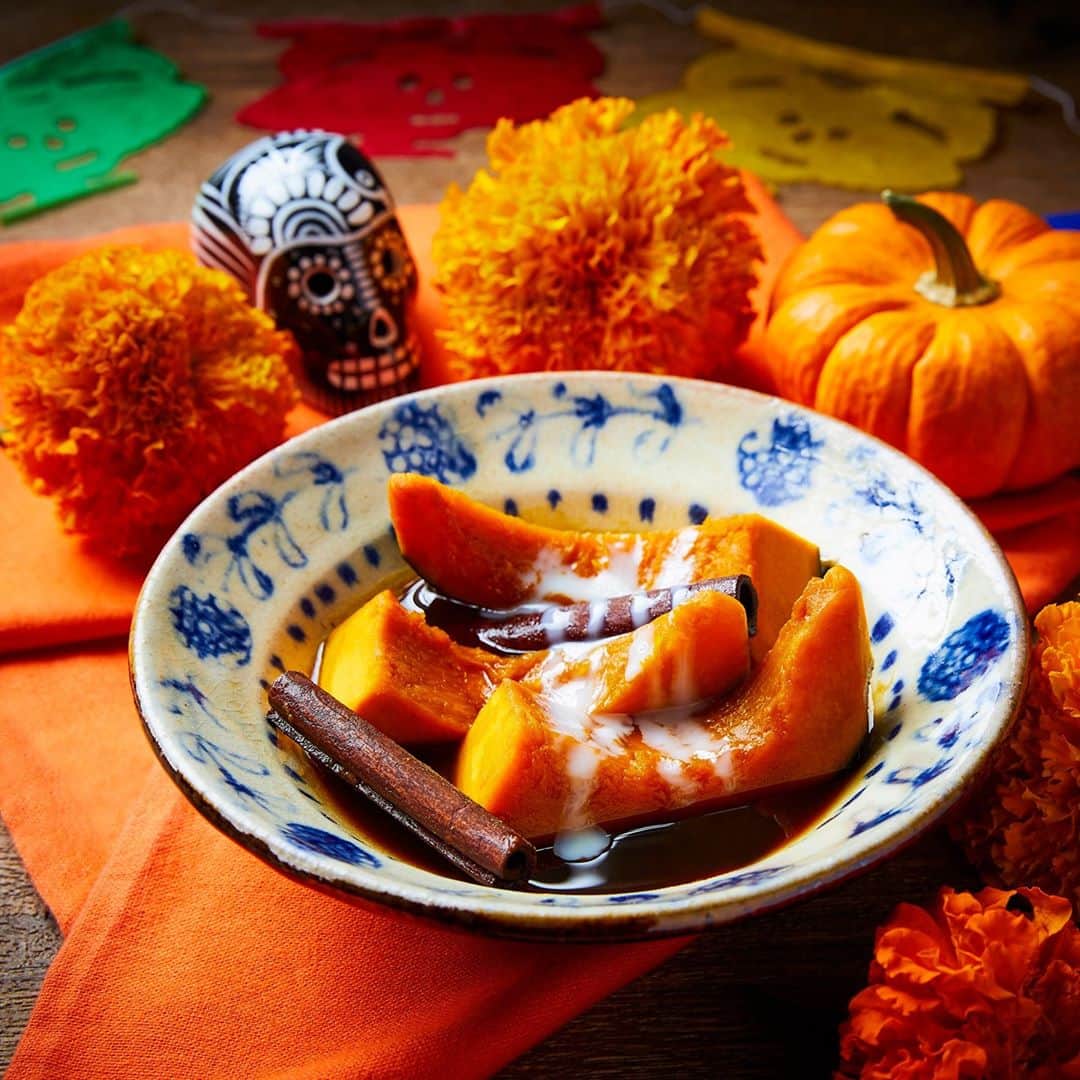 Jose Cuervo Japanさんのインスタグラム写真 - (Jose Cuervo JapanInstagram)「メキシコの祝日「死者の日」気分を味わえるレシピをご紹介！メキシコ流カボチャの煮物は、柑橘系の香りがカボチャの旨味を引き立てて、クセになる美味しさ🎃⁠ ⁠ 材料：⁠ ・カボチャ 2kg⁠ ・三温糖 450g⁠ ・シナモン 3本⁠ ・オレンジ（スライス）½個分⁠ ・水 4カップ⁠ ⁠ 作り方：⁠ ・カボチャの種を取り除き、7cm大にカットする。⁠ ・鍋に三温糖、シナモン、輪切りにしたオレンジを入れる。水4カップを加え、沸騰させる。砂糖が溶けきるまで混ぜる。⁠ ・一部のカボチャを皮を下にして鍋に入れる。残りのカボチャを皮を上にして置く。⁠ ・弱火にして鍋に蓋をした状態で20〜30分ほど煮込む。⁠ ・カボチャが柔らかくなったら、少しタレに浸しておく。⁠ ・カボチャを大きめのスプーンで取り出してトレーに移す。アルミホイルで覆って保温しておく。⁠ ・鍋に入ったタレを沸騰させ、中火または強火で時々かき混ぜながらとろみをつける。⁠ ・カボチャを鍋に戻し、全体的にスプーンでタレをかける。⁠ ⁠ タレをたっぷりとかけて召し上がれ🎶⁠ . ⁠ . ⁠ . ⁠ . ⁠ . ⁠ #クエルボ #死者の日 #メキシコ #メキシコ旅行 #メキシコ文化 #お酒 #カクテル #テキーラ #祝祭 #お祭り #メキシコのお盆 #レシピ」10月24日 19時01分 - josecuervojp