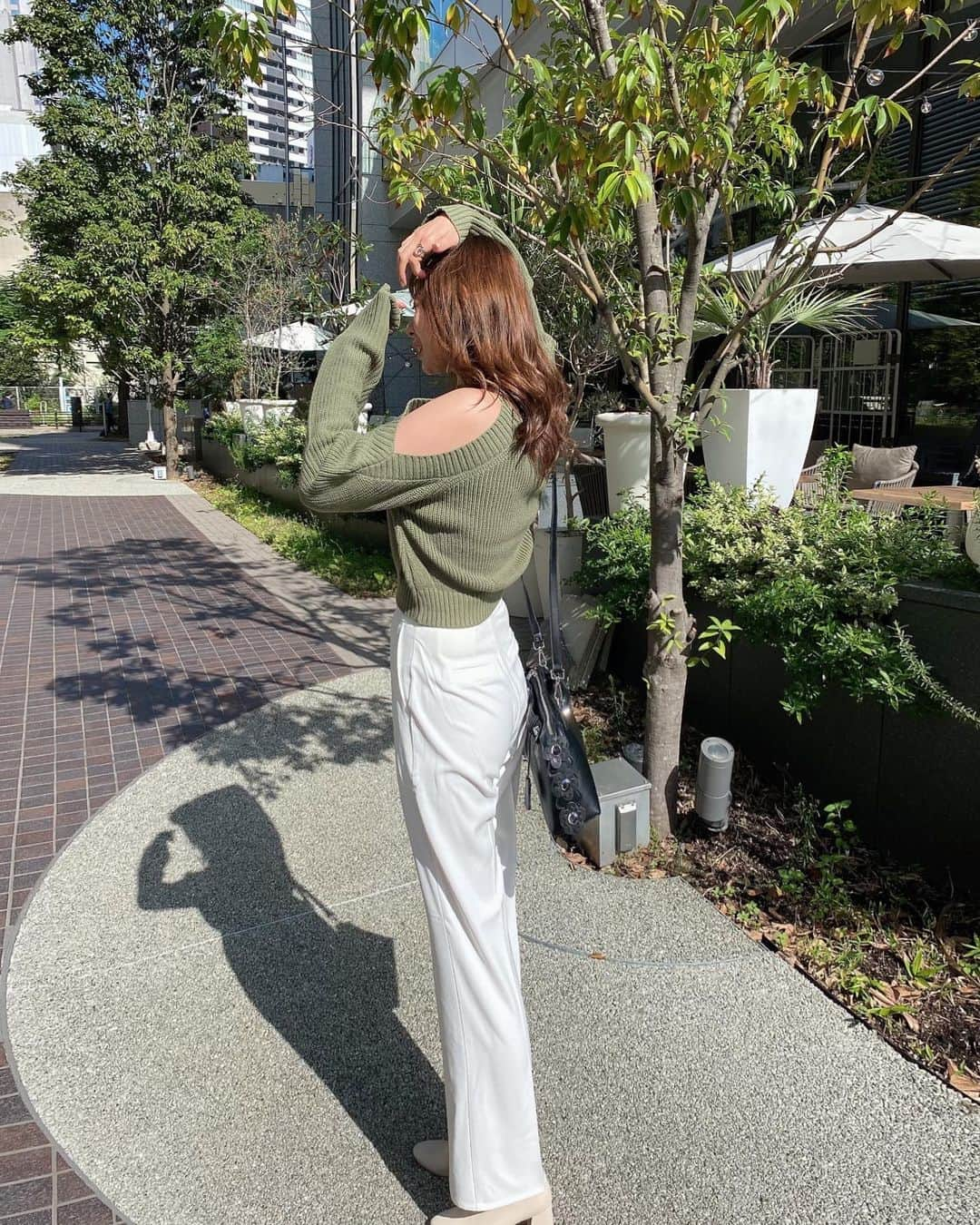 karen okajimaさんのインスタグラム写真 - (karen okajimaInstagram)「ㅤㅤㅤ  この間のootd💚 ニットもパンツも(@grl_official )の🥰 ニットは暖かくて肩があいててオシャレでお気に入り✌️ パンツはラインが綺麗やから脚長くみてるよん🌟 こんな天気の良い日はテラスでぼーとしたい〜  #grl #グレイル #ootd #おかじコーデ #秋コーデ #プチプラ #プチプラコーデ #プチプラファッション #ニットコーデ」10月24日 18時54分 - karenokajima0318