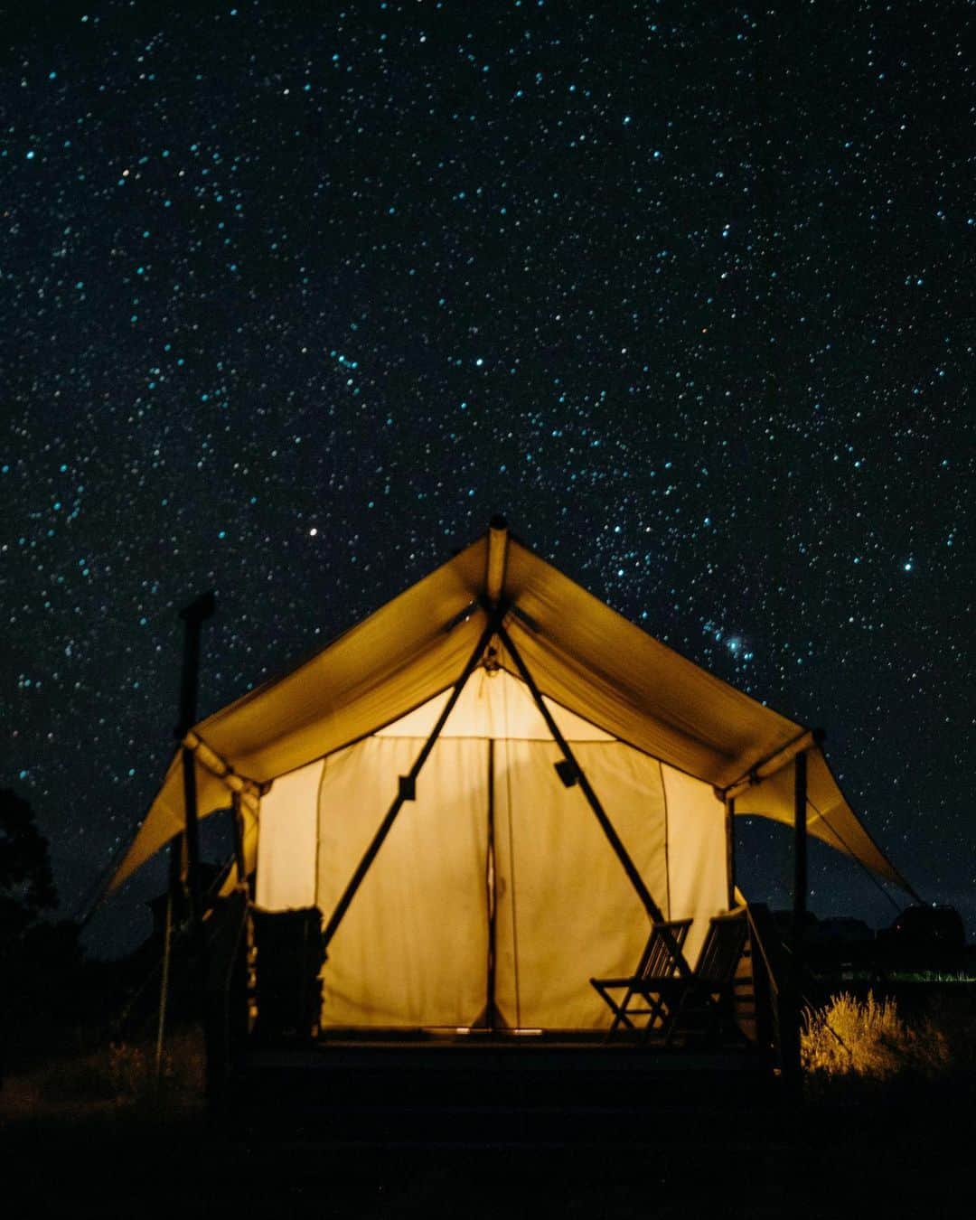 Collage Vintageのインスタグラム：「Sleeping under the Stars ✨⭐️✨ My first time glamping and it was so perfect to get in touch with nature at the same time I was comfy in a cozy tent ⛺️ looking forward for more peaceful trips like this one ✨」