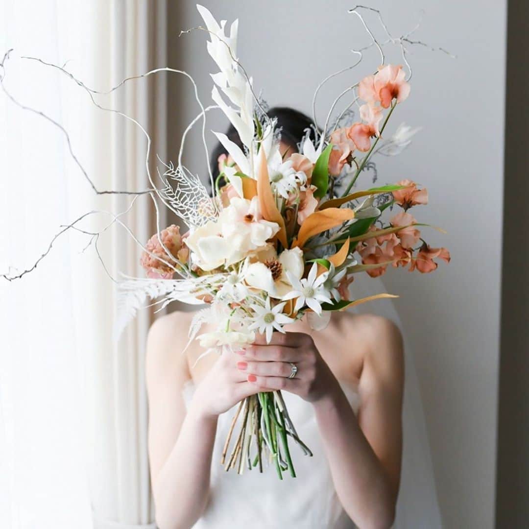 ARCH DAYS Weddingsさんのインスタグラム写真 - (ARCH DAYS WeddingsInstagram)「【今日のコラム】ウェディングブーケの最新トレンド10選🦢﻿ ﻿ 「小花」を束ねた花嫁ブーケがアンニュイで可愛い♡﻿ ﻿ _ _ _ _ _ _ _ _ _ _ _ _ _ _ _ _ _ _﻿ ﻿ ﻿ ワイルドフラワーなど大花を使ったアレンジよりも、抜け感のある今っぽい雰囲気が素敵な小花ブーケ。﻿ ﻿ モードテイストはほどよく柔らかく、フェミニンテイストは可愛らしくなりすぎない絶妙なバランスが◎✨﻿ ﻿ ちょんちょんとはみ出したようなフォルムが、とっても可愛らしくておすすめです☺️﻿ ﻿ ﻿ _ _ _ _ _ _ _ _ _ _ _ _ _ _ _ _ _ _﻿ ﻿ ﻿ ▽記事に飛ぶには﻿ ストーリーズからリンクをチェック﻿ ﻿ ﻿ -----﻿ ﻿ ﻿ DIYコラムのモデルになってくれる花嫁さんを大募集🤍﻿ ﻿ @archdays_weddings をフォロー＋ #archdays花嫁 をつけて投稿するだけで応募完了！﻿ ﻿ ARCH DAYSのプロフィールブックやウェルカムボードなど、DIYコラムのモデルさんとして、編集部からお声がけをさせていただきます💄﻿ ﻿ 沢山のご応募お待ちしています♩﻿ ﻿ ﻿ -----﻿ ﻿ ﻿ ▽ARCH DAYSトップページはこちらから☑︎﻿ @archdays_weddings﻿ プロフィールのリンクから﻿ ﻿ ▽KIDS & BABYのパーティーアイディアはこちら☑︎﻿ @archdays﻿ ﻿ ﻿ -----﻿ ﻿ ﻿ ARCH DAYSに会員機能ができました💁‍♀️﻿ ﻿ 気になる記事や写真をクリップして、もっと便利に！自分だけのページを作れます📎﻿ ﻿ また、会員登録をしてマイページからパートナーを招待すれば、2人でイメージを共有可能に♩﻿ ﻿ ﻿ -----﻿ #archdays #archdays_wedding #アーチデイズ #アーチデイズウェディング #weddingbouquet #weddingbouquets #小花ブーケ #ブーケ #ブーケ迷子 #ウェディングブーケ #ウエディングブーケ #結婚式ブーケ #ブライダルブーケ #花嫁ブーケ #チューリップブーケ #すずらんブーケ #かすみ草ブーケ #アンスリウム #アンスリウムブーケ #装花 #装花コーディネート #装花装飾 #ウェディング装花 #プレ花嫁 #プレ花嫁2020 #プレ花嫁2021 #プレ花嫁準備 #卒花嫁 #卒花嫁レポ﻿ -----」10月24日 18時55分 - archdays_weddings