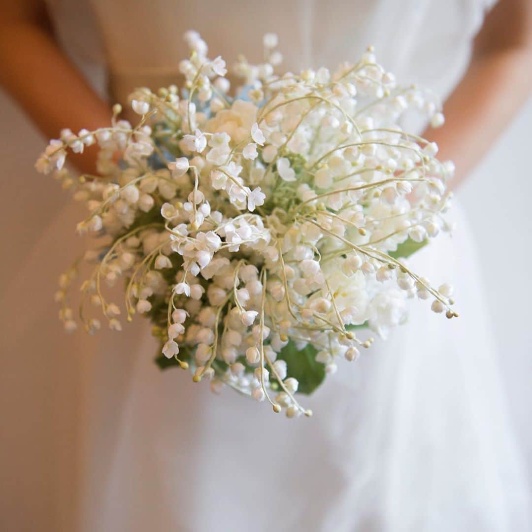 ARCH DAYS Weddingsさんのインスタグラム写真 - (ARCH DAYS WeddingsInstagram)「【今日のコラム】ウェディングブーケの最新トレンド10選🦢﻿ ﻿ 「小花」を束ねた花嫁ブーケがアンニュイで可愛い♡﻿ ﻿ _ _ _ _ _ _ _ _ _ _ _ _ _ _ _ _ _ _﻿ ﻿ ﻿ ワイルドフラワーなど大花を使ったアレンジよりも、抜け感のある今っぽい雰囲気が素敵な小花ブーケ。﻿ ﻿ モードテイストはほどよく柔らかく、フェミニンテイストは可愛らしくなりすぎない絶妙なバランスが◎✨﻿ ﻿ ちょんちょんとはみ出したようなフォルムが、とっても可愛らしくておすすめです☺️﻿ ﻿ ﻿ _ _ _ _ _ _ _ _ _ _ _ _ _ _ _ _ _ _﻿ ﻿ ﻿ ▽記事に飛ぶには﻿ ストーリーズからリンクをチェック﻿ ﻿ ﻿ -----﻿ ﻿ ﻿ DIYコラムのモデルになってくれる花嫁さんを大募集🤍﻿ ﻿ @archdays_weddings をフォロー＋ #archdays花嫁 をつけて投稿するだけで応募完了！﻿ ﻿ ARCH DAYSのプロフィールブックやウェルカムボードなど、DIYコラムのモデルさんとして、編集部からお声がけをさせていただきます💄﻿ ﻿ 沢山のご応募お待ちしています♩﻿ ﻿ ﻿ -----﻿ ﻿ ﻿ ▽ARCH DAYSトップページはこちらから☑︎﻿ @archdays_weddings﻿ プロフィールのリンクから﻿ ﻿ ▽KIDS & BABYのパーティーアイディアはこちら☑︎﻿ @archdays﻿ ﻿ ﻿ -----﻿ ﻿ ﻿ ARCH DAYSに会員機能ができました💁‍♀️﻿ ﻿ 気になる記事や写真をクリップして、もっと便利に！自分だけのページを作れます📎﻿ ﻿ また、会員登録をしてマイページからパートナーを招待すれば、2人でイメージを共有可能に♩﻿ ﻿ ﻿ -----﻿ #archdays #archdays_wedding #アーチデイズ #アーチデイズウェディング #weddingbouquet #weddingbouquets #小花ブーケ #ブーケ #ブーケ迷子 #ウェディングブーケ #ウエディングブーケ #結婚式ブーケ #ブライダルブーケ #花嫁ブーケ #チューリップブーケ #すずらんブーケ #かすみ草ブーケ #アンスリウム #アンスリウムブーケ #装花 #装花コーディネート #装花装飾 #ウェディング装花 #プレ花嫁 #プレ花嫁2020 #プレ花嫁2021 #プレ花嫁準備 #卒花嫁 #卒花嫁レポ﻿ -----」10月24日 18時55分 - archdays_weddings