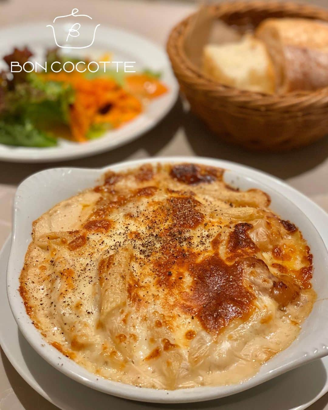 Ayuminのインスタグラム：「🍴ボンココット🍴 タワーズ13階にある @bon_cocotte オムライスも気になりつつ食べたかった ☑️海老マカロニグラタン . このシンプルな定番グラタン求めてた！！ こんがりチーズとぷりぷりの海老がたまらない！ 美味しくってあっという間に完食！！ バケットにホワイトソースつけてたべるのがまた😍👌 . サラダも付いてるのも嬉しい🥗 次はオムライスといいつつまた グラタンにしてしまいそう☺️ . スタバクイーン👸🏼メインアカウント ➡︎ @ayumin0220stb . #ボンココット#boncocotte#名古屋洋食屋 #タワーズランチ#jrセントラルタワーズ#タカシマヤ#jr名古屋高島屋#セントラルタワーズ #名駅グルメ#名古屋グルメ#名駅カフェ#名駅ランチ#名古屋ランチ#名古屋カフェ #インスタグルメアワード2020#あいなご#ナゴレコ#グルメライター」