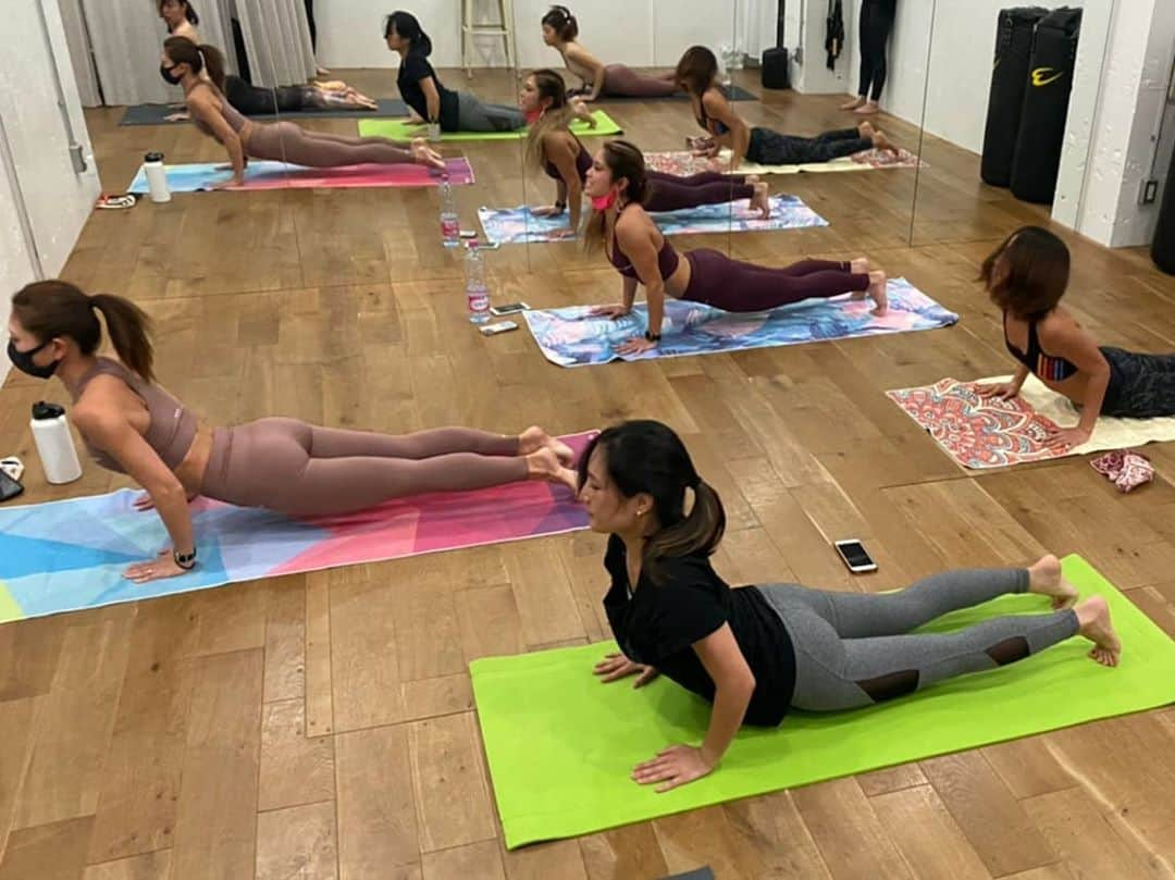 杏奈さんのインスタグラム写真 - (杏奈Instagram)「ひかるちゃんのworkout yogaのイベントに友達と参加してきました😀🧡 久々にやったからキツかったけど楽しかった🤸🏻お土産まで色々とひかるちゃんありがとう♥折角ひかるちゃんのレッスン受けるからってウェアもお揃いにしました🤭 @mightysolo ディスカウントコード:【WorkoutYoga15】で15%OFF&送料無料 2点お買い上げ頂くと1点無料でプレゼンの3for2キャンペーンも実施中だそうです♥ #IAmMightySolo#MightyAsOne #workoutyoga#workout」10月24日 18時56分 - anna97114