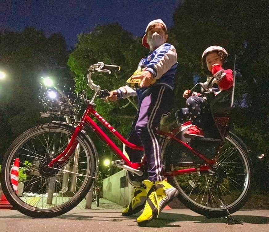 伊津野亮さんのインスタグラム写真 - (伊津野亮Instagram)「バイクより 似合ってる？ 電動ママちゃりと オヤジ君！ 前輪が軽い😅ハンドルも軽い スタートする時に フラフラおじさんだよ！ 皆んなよく転がしてはる！ #安全運転 #ライト点灯 #自転車保険 #加入しましょ」10月24日 18時58分 - ryoizuno