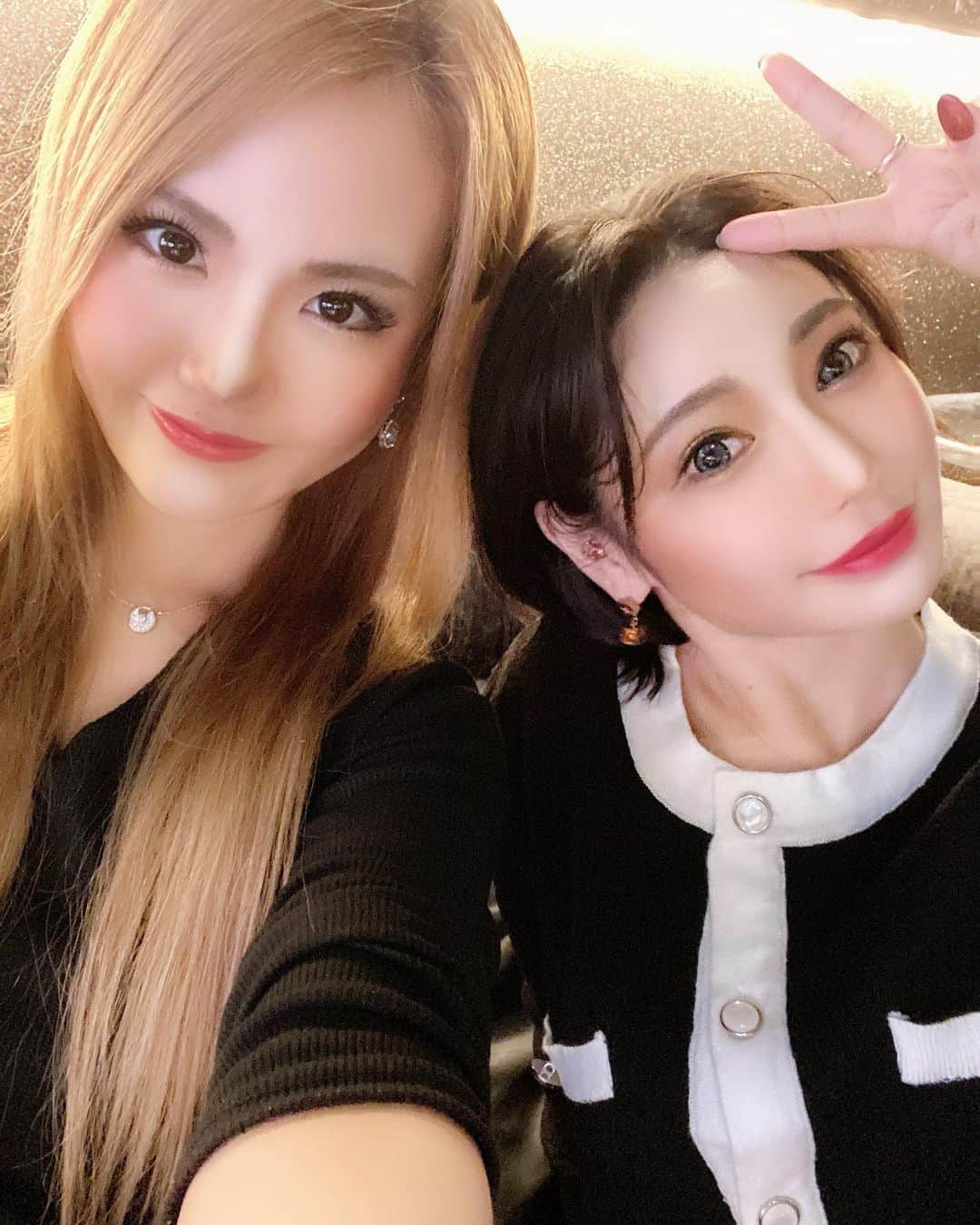 のインスタグラム：「、 みいさんとツーショット(❁´ω`❁) 、 #バーレスク東京 #バーレスク #バーレスク東京かれん #六本木 #ショーパブ #ショー #ダンス #burlesque #ショーガール #エンターテインメント  #burlesquetokyo #dance #roppongi #xoxo #girl #me #l4l #show #showgirl #dance #dancer #japan #japanesedancer #instagood #おうち時間　#stayhome #ダンス好きな人と繋がりたい」