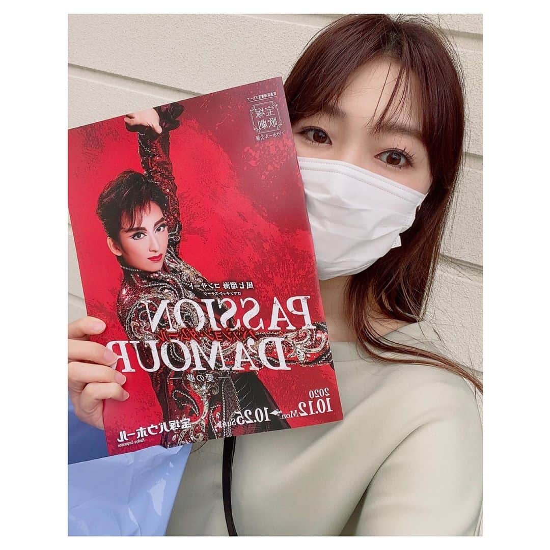 香音有希さんのインスタグラム写真 - (香音有希Instagram)「先日1泊2日で宝塚まで行き、 かちゃ主演のバウホール公演「パッション・ダムール」を観劇させていただきました\(//∇//)\ #凪七瑠海  #雪組#バウホール #パッションダムール . . 幼い頃から筋金入りの宝塚ファンだった私にとってロマンチックレビューは憧れの宝塚の美しさそのもので。 ルポワゾン、ラカンタータ、ダンディズム、シトラスの風、ローズガーデン、、今書くだけで止まらない😂😂 擦り切れそうになるまでVHSを観ていました。  幕が開いたらまさにその世界が目の前にあって。 かちゃはどの角度からも男役として完璧に美しく格好良く品があってもうもう..すき(語彙力の崩壊)😭✨✨ 雪組の皆の美しさ、可憐さ、格好良さ✨歌もうまーい！！！👏👏 あの場面もあの振りもあの歌詞も観たかった聴きたかった有難う👏 大大大満足でお願いだから幕が閉じないでほしいと思いながらみていました🥺🥺 あと5回みたい🥺🥺  宝塚でしかできないこの世界観や 伝統美が本当にいつまでも語り継がれていくといいなぁ✨✨☺️ 宝塚って本当に唯一無二の素晴らしい場所だなぁと、 夢見心地でマスクの下で口ずさみながら帰りました🎤 . #帰宅したら速攻VHS観ました #キャトルで爆買い」10月24日 18時59分 - kaonyuki_yukako