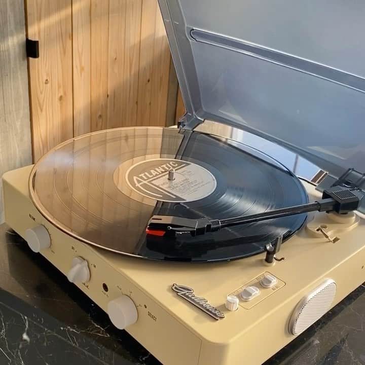のインスタグラム：「🎧 レコード付き部屋で ずっと山下達郎を永遠ループしてた🙃」