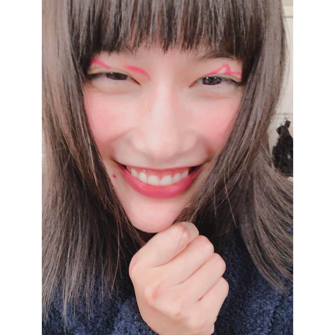 橋本愛さんのインスタグラム写真 - (橋本愛Instagram)「激かわメイク第二弾〜 まぶたの上の、ピンクの電流 実は口元のほくろもピンクなの！ ピンク星人〜💞🌸🤤」10月24日 19時01分 - ai__hashimoto