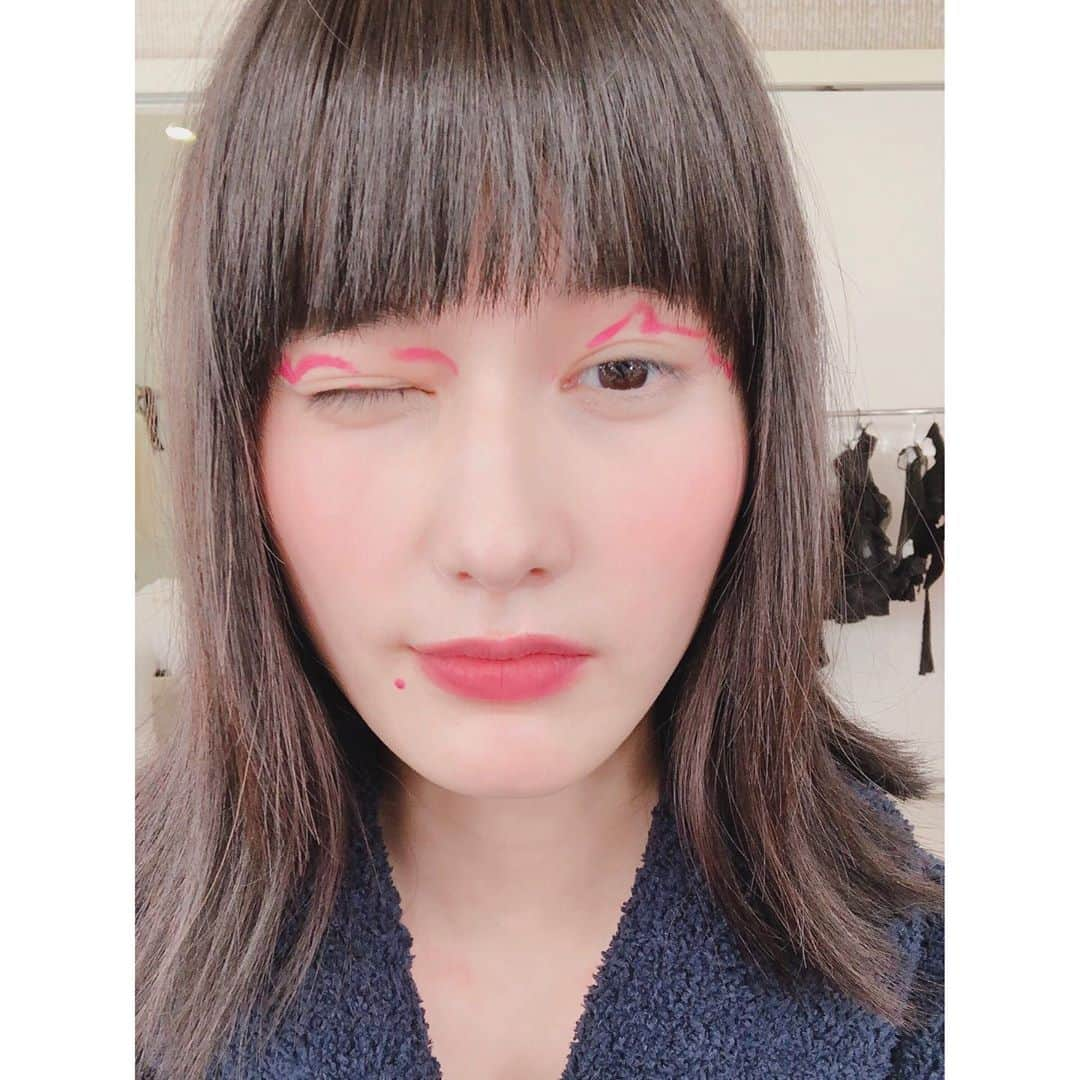 橋本愛さんのインスタグラム写真 - (橋本愛Instagram)「激かわメイク第二弾〜 まぶたの上の、ピンクの電流 実は口元のほくろもピンクなの！ ピンク星人〜💞🌸🤤」10月24日 19時01分 - ai__hashimoto