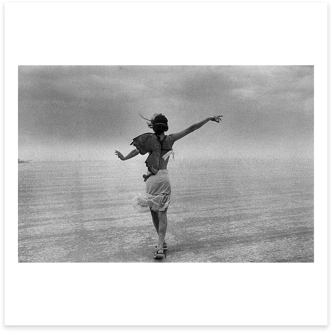 Magnum Photosさんのインスタグラム写真 - (Magnum PhotosInstagram)「"On an invisible horizon, under a dark sky, a fragile butterfly dances with happiness defying a sandstorm, enjoying her freedom." – Cristina García Rodero⁠ .⁠ Works of Imagination, the October Magnum Square Print Sale in partnership with @aperturefnd ends tomorrow.⁠ .⁠ This is a unique opportunity to purchase signed or estate-stamped museum-quality prints by over 100 of the world’s leading photographic artists in an exclusive 6x6” format for $100.⁠ .⁠ Visit the link in bio to shop all the images available.⁠ .⁠ PHOTO: Butterfly wings. USA. 2001.⁠ .⁠ © Cristina Garcia Rodero/#MagnumPhotos⁠ ⁠ #MAGNUMSQUARE #WorksofImagination #printsale」10月24日 19時02分 - magnumphotos
