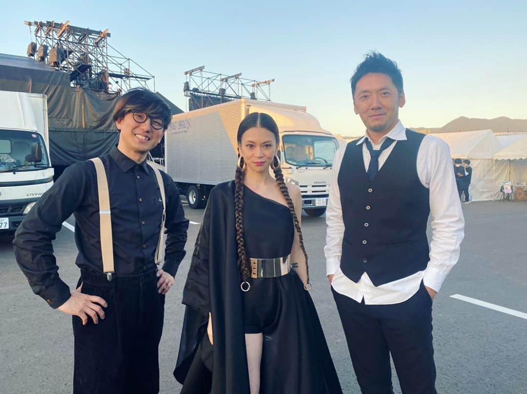 小柳ゆきのインスタグラム：「MONOGATARI LIVE  快晴のなかでパフォーマンス、とっても気持ち良かったです！！！  会場の皆様。 拍手を送ってくださり有り難うございました😊   Key.櫻井大介さん Ba.鳥越啓介さん　と✨  #monogatarilive」