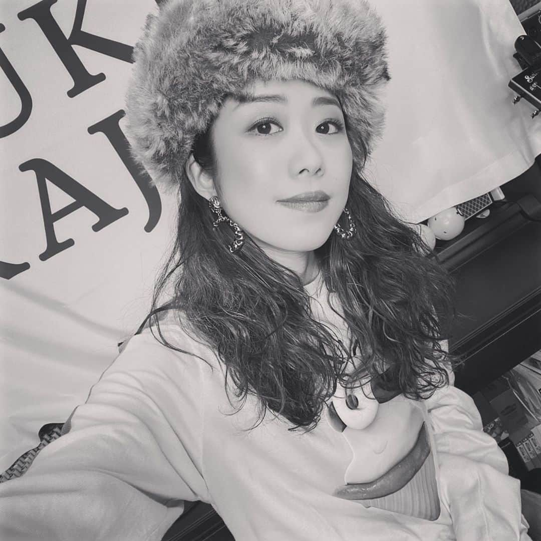 梶有紀子さんのインスタグラム写真 - (梶有紀子Instagram)「. 本日はYouTubeの新しい動画撮影してましたー👚👕👖👗 . お洋服企画✌️やってみました！乞うご期待 . 梶有紀子 Official Web Fan Club KAJIKAJI NEWS📰 . いよいよ本日！24日は限定YouTube LIVEを配信🙌 21:00-スタジオライブでお会いしましょう🤗 配信用のURLを最新のアクティビティで公開しています🔺 . 先月号のアーカイブのEDIT版も20日からFC限定で公開中です🎥 . この機会に是非join！して下さいね✨ https://camp-fire.jp/projects/view/118457 . . . #stayhome #梶有紀子 #yukikokaji #シンガーソングライター #弾き語り #ギター弾き語り #ミュージシャン #ギター女子 #switch #jpop #music #singer #songwriter #instamusic」10月24日 19時03分 - kajiyukiko1112