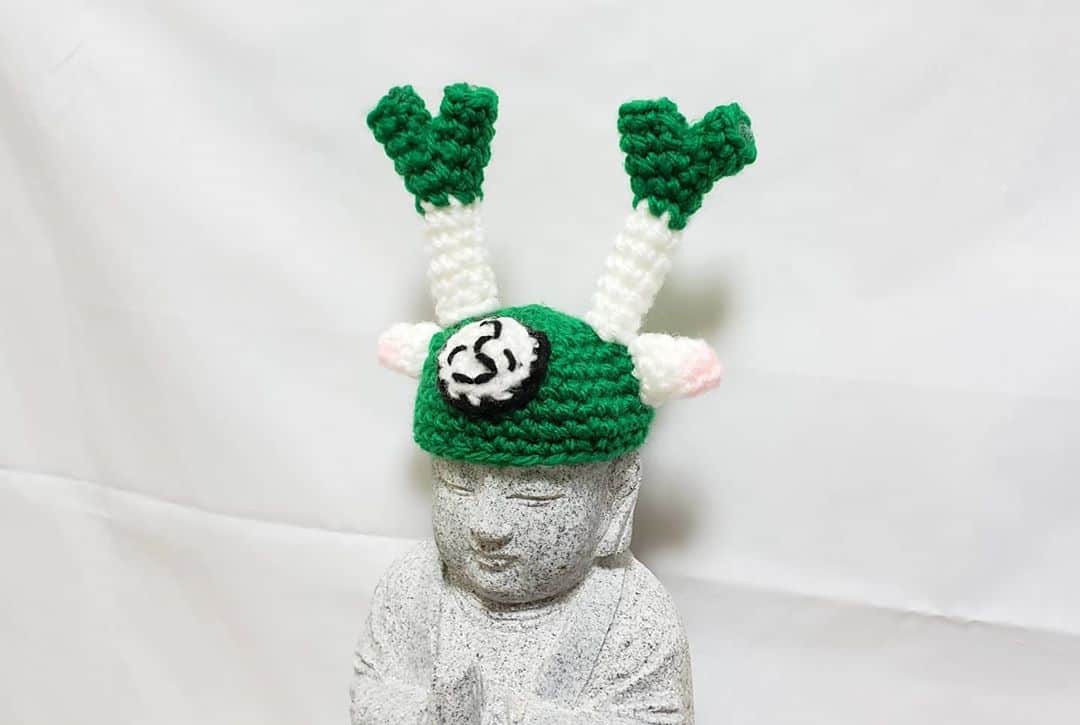 アイパー滝沢さんのインスタグラム写真 - (アイパー滝沢Instagram)「『お地蔵さんシリーズ⑪』 今回は【ふっかちゃん】です。 みんな大好き、ゆるキャラふっかちゃんをお地蔵さんが被ると神々しくなりますね。ホゥ。 ※お地蔵さん被り物WS開催希望してます。遊び心のある神仏関係者さん宜しくお願いします。 #knitting #Crochet #handmade #ハマナカ毛糸 #ボニー #アメリー #深谷市 #埼玉県 #ゆるキャラ #お地蔵さん #Jizo_art #深谷ねぎ #knitting_art #アイパー #任侠編み物師」10月24日 19時05分 - t.aipa