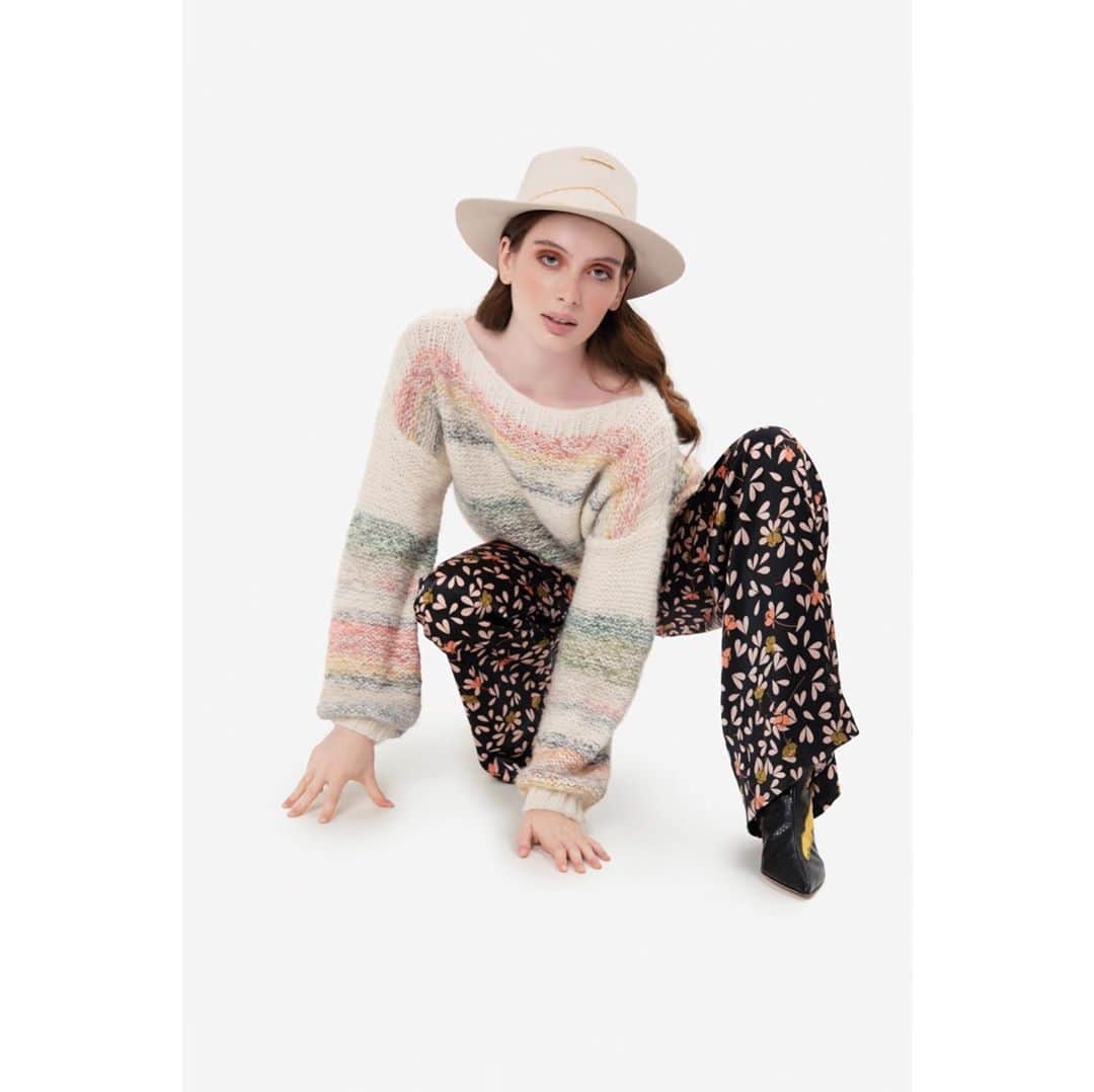 のインスタグラム：「AUTUNNO IN KRISTINA TI Greta  Pull handmade in lana con bande degradè • Ebe  pantalone in seta stampata • cappello Van Palma ~ SHOP ON LINE  #kristinati #kti #shoponline #madeinitaly」