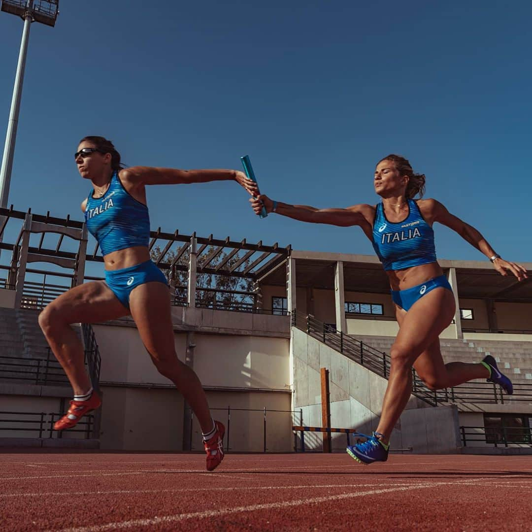 アイリーン・シラグサさんのインスタグラム写真 - (アイリーン・シラグサInstagram)「RELAY TIME! 👇👇👇 💥 Dall'11 al 22 NOVEMBRE @asics organizza un EKIDEN virtuale! 💥  🇯🇵cos'è? EKIDEN è una staffetta giapponese che si basa sul lavoro di squadra!  Il principio è molto semplice: una squadra da max 6 membri deve correre una maratona passandosi virtualmente un tasuki (fascia) tramite l'app @runkeeper !   💥Sei pronto a correre? 1. Seguimi @irenesiragusa e registrati gratuitamente sull'app @runkeeper 2. Crea o unisciti ad una squadra di max 6 persone. 3. Allenati e registra i tuoi progressi tramite l'app. 4. Nel weekend selezionato (11/22 novembre) corri piu che puoi per trasmettere velocemente il tasuki al tuo compagno di squadra!  💥Forma anche tu la tua squadra 💥 Condividi con noi questa avventura virtuale, never stop!!! #lavelocistacongliocchiali #asicswomen #asicsteam #asics #asicsfrontrunner #sportlife #runkeeper #trackandfield #asicsworldekiden #runtofeel」10月24日 19時17分 - irenesiragusa