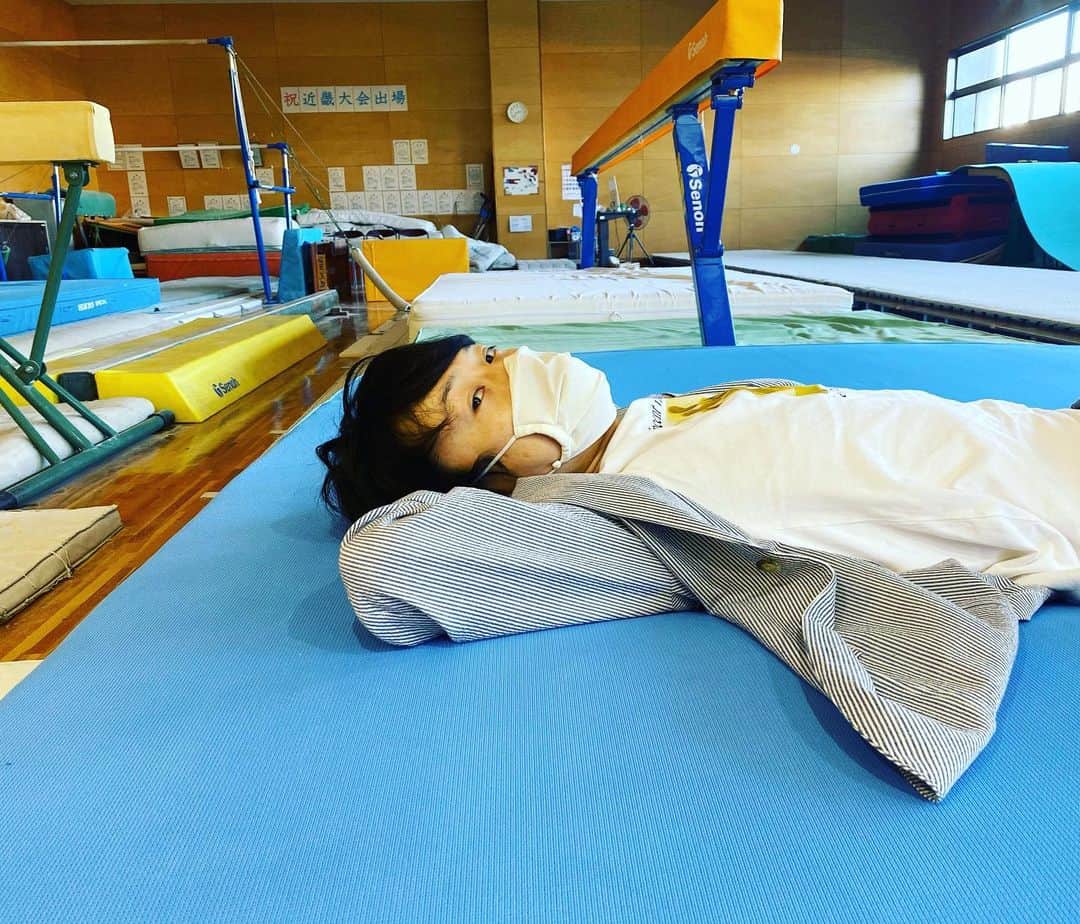 のインスタグラム：「． ． 今日は大阪樟蔭女子大学のオンライン学祭に行かせていただきました✨ みんな大好きリリさん楽屋おらんと思ったらマットで休憩してはった😂青白いが似合う人💓隣はあいてそうでした！ ． #大阪樟蔭女子大学  #見取り図 #リリー さん #清水将企」