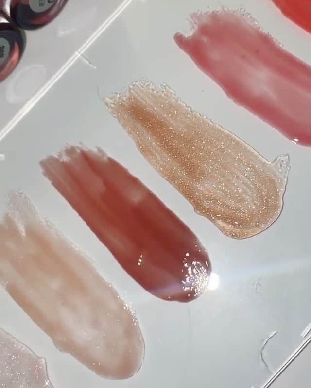 のインスタグラム：「Containing avocado oil, hyaluronic acid and a sweet-sting complex 💦⁠⠀ SHOP the 18 Powerglass Plumping Lip Gloss shades now with EARLY ACCESS!⁠⠀ ⁠⠀ ☝️Check out our stories to see the swatches by @nishasirpal_makeup ⁠⠀ ⁠⠀ #regram @maconmooney⁠⠀ #MACPowerglass #MACCosmeticsUK #MACCosmetics #MACLovesLips #Swatching #Powerglassswatching ⁠⠀」