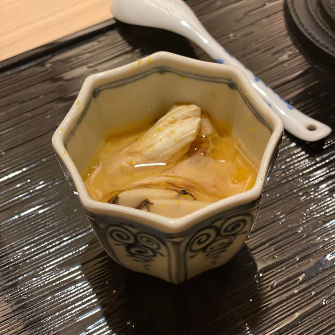 鳳山えりさんのインスタグラム写真 - (鳳山えりInstagram)「私の行った中でナンバーワンお寿司🍣 鮨 さえ喜（さえ㐂）さん🍣  一品メニューも美味しすぎるし、もちろんお寿司も最高に美味しいー❗️❗️  大将も女将さんも最高だから、店の雰囲気もいい⭐️  トロタクが寿司飯よりトロのが多いーー🐟  #村長といく美食の旅 #1番好きなのはキャベツとしその甘酢和えw #一応打ち合わせ #母はお仕事ですw」10月24日 19時19分 - eri_toriyama