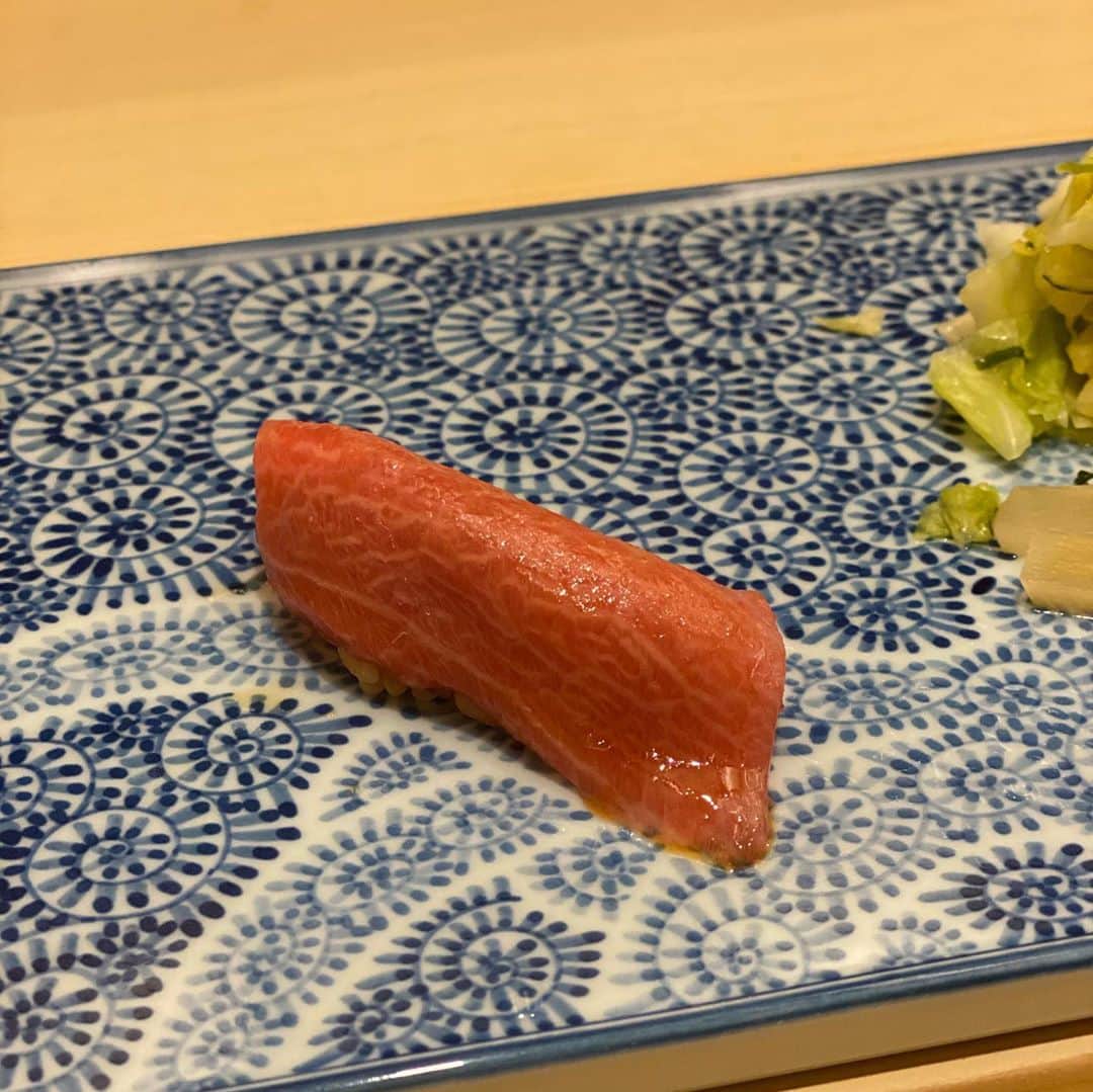 鳳山えりさんのインスタグラム写真 - (鳳山えりInstagram)「私の行った中でナンバーワンお寿司🍣 鮨 さえ喜（さえ㐂）さん🍣  一品メニューも美味しすぎるし、もちろんお寿司も最高に美味しいー❗️❗️  大将も女将さんも最高だから、店の雰囲気もいい⭐️  トロタクが寿司飯よりトロのが多いーー🐟  #村長といく美食の旅 #1番好きなのはキャベツとしその甘酢和えw #一応打ち合わせ #母はお仕事ですw」10月24日 19時19分 - eri_toriyama