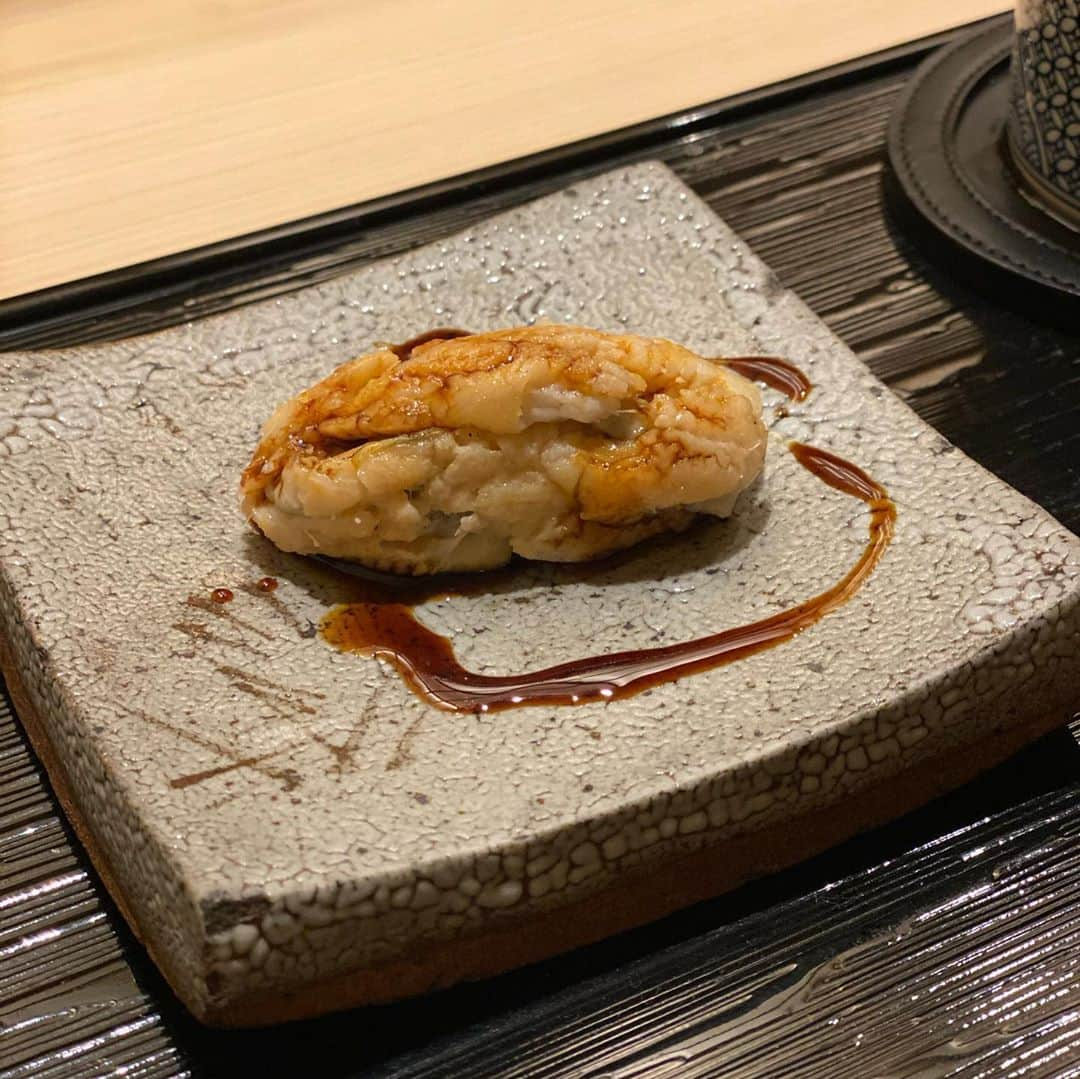 鳳山えりさんのインスタグラム写真 - (鳳山えりInstagram)「私の行った中でナンバーワンお寿司🍣 鮨 さえ喜（さえ㐂）さん🍣  一品メニューも美味しすぎるし、もちろんお寿司も最高に美味しいー❗️❗️  大将も女将さんも最高だから、店の雰囲気もいい⭐️  トロタクが寿司飯よりトロのが多いーー🐟  #村長といく美食の旅 #1番好きなのはキャベツとしその甘酢和えw #一応打ち合わせ #母はお仕事ですw」10月24日 19時19分 - eri_toriyama