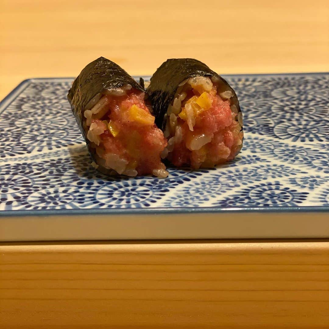 鳳山えりさんのインスタグラム写真 - (鳳山えりInstagram)「私の行った中でナンバーワンお寿司🍣 鮨 さえ喜（さえ㐂）さん🍣  一品メニューも美味しすぎるし、もちろんお寿司も最高に美味しいー❗️❗️  大将も女将さんも最高だから、店の雰囲気もいい⭐️  トロタクが寿司飯よりトロのが多いーー🐟  #村長といく美食の旅 #1番好きなのはキャベツとしその甘酢和えw #一応打ち合わせ #母はお仕事ですw」10月24日 19時19分 - eri_toriyama