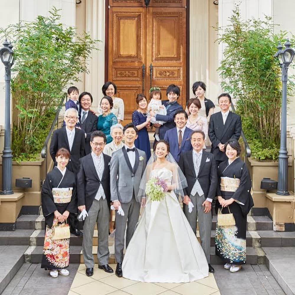 家族挙式さんのインスタグラム写真 - (家族挙式Instagram)「.  家族写真📸 結婚式の写真は 一生の想い出に残る1枚♡ 家族挙式で記念の1枚を◎  会場：#セントアクアチャペルみなとみらい大聖堂  -------------------  【2020年10月末まで！】  \年内実施の会食•披露宴プランお申し込みで/ ✳︎挙式スナップ写真 60カットプレゼント✳︎  ▽詳しくはTOPのリンクから❁ >>> @kazoku_wedding  ---------------------  ❁テレビCM放映中 ▹▸ ”家族挙式ベスト”なら 【挙式・衣裳・美容・写真】が含まれたプランが99,000円〜叶います＊ ▽予約はTOPのリンクから❁ >>> @kazoku_wedding ------------------- #家族挙式 #ベストアニバーサリー #家族 #Family #家族婚 #bestanniversary #少人数婚 #ウェディング #結婚式準備 #結婚式 #フォトウェディング #プレ花嫁 #卒花 #日本中のプレ花嫁さんと繋がりたい #花嫁 #卒花嫁 #国内挙式 #weddingdress #ウェディングドレス #プラコレ #Dressy花嫁 #2020秋婚 #2021春婚 #2021夏婚 #2020冬婚 #王道チャペル #大聖堂チャペル  #チャペル挙式  #家族写真」10月24日 19時21分 - kazoku_wedding