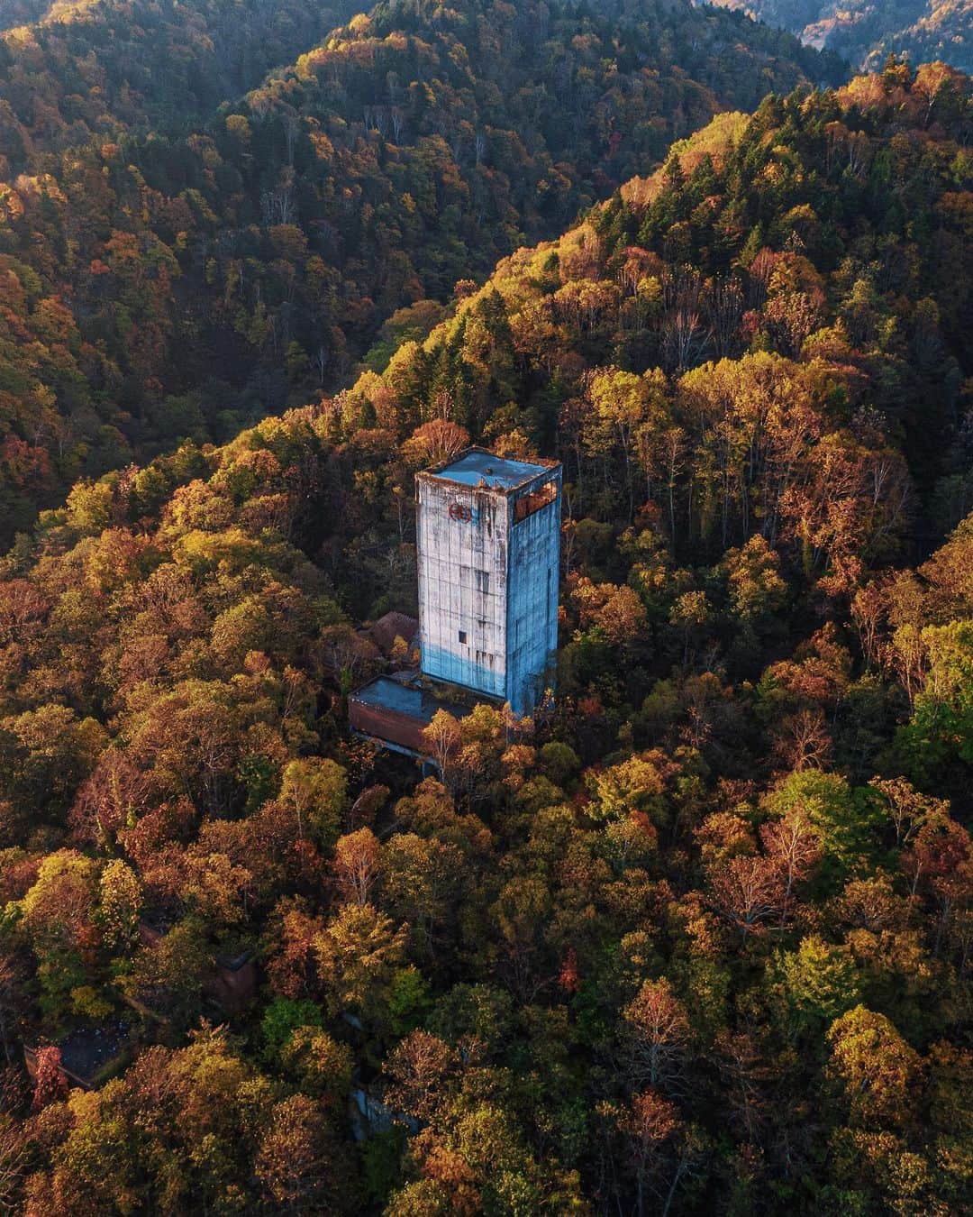 啝 （わ）のインスタグラム：「Abandoned Winding tower in Autumn colors 𓆲 𓆲 𓆲 #droneoftheday #djimavicpro #djiglobal #drone #dronephotography #dronestagram #dji #topdronephotos #fromwhereidrone #wedroneasia #droneosoar #skyhilife  #japan_urbex #JJ_URBEX #made_in_decay #kf_urbandonedmasks #KINGS_ABANDONED #m3xtures #Meistershots #moodygrams #nature_takes_over #natures_reclaim #ominous_perfection #pr0ject_uno #rsa_preciousjunk #savethedecay #sfx_decay」