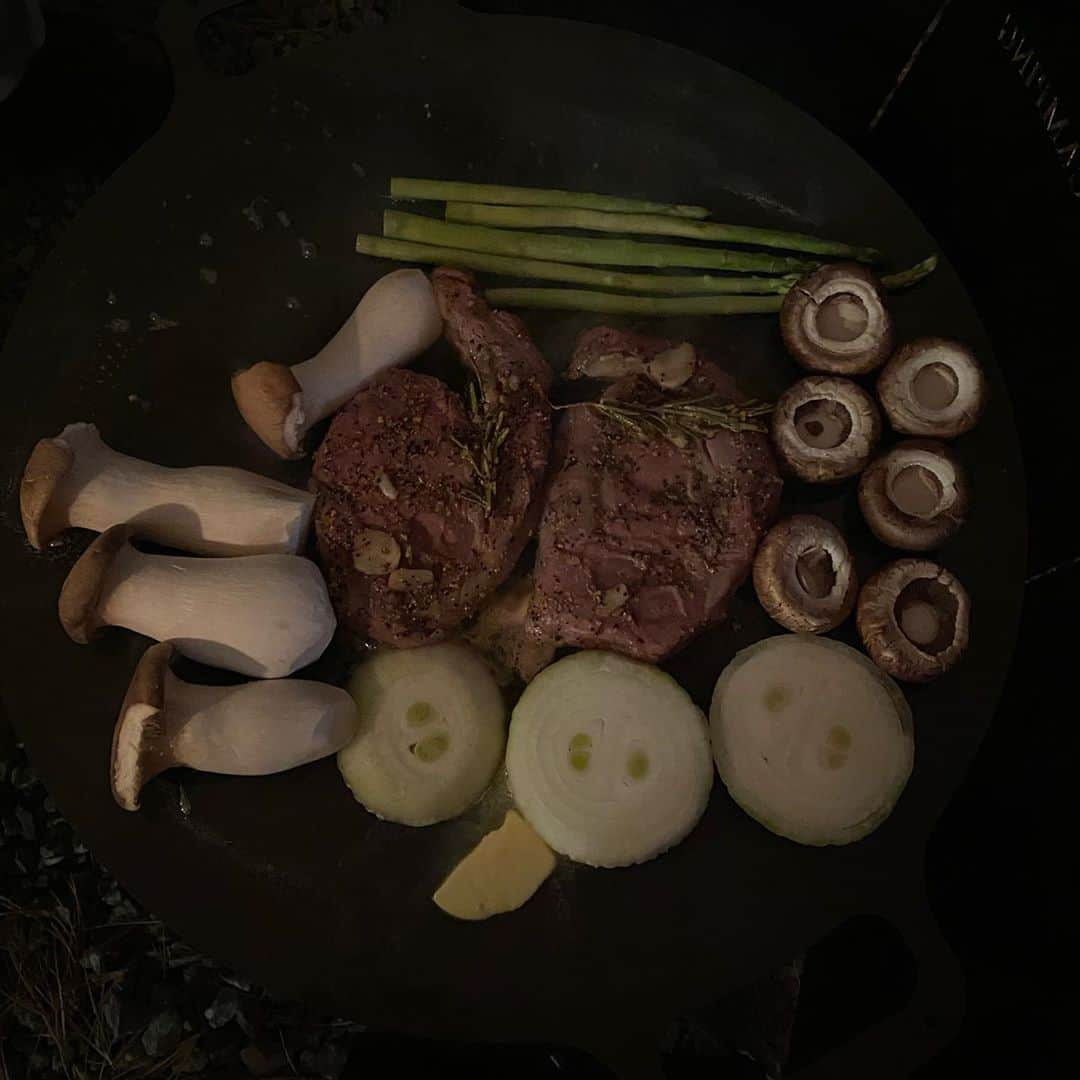 キム・ジュニさんのインスタグラム写真 - (キム・ジュニInstagram)「신랑의 첫 수비드 스테이크🤍 너무 맛있어서 눈물나요😭😭😭  #몽카네캠핑 #2번째캠핑  #20201024」10月24日 19時24分 - evajunie