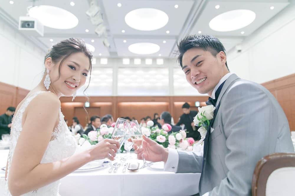 楽婚【公式】Instagramさんのインスタグラム写真 - (楽婚【公式】InstagramInstagram)「. ♡鏡張りの幻想的なチャペル バージンロードの両サイドの壁がなんと全面ミラーのチャペル＊。+ 祭壇へ進むおふたりの姿がチャペルを包み込み印象的なセレモニーを演出してくれます♡  ♥楽婚の先輩カップル：Tatsuya & Sachi 会場：#ヴィアーレ大阪  @rakukon をフォローして 『#楽婚』をつけて、 お写真の投稿大歓迎♡ 公式IGでリグラムされるかも！？  Webでご予約はTOPのURLより♡ ⇒@rakukon . #楽婚 #rakukon #ベストアニバーサリー #ベストブライダル #wedding #ウェディング #フォトウェディング #プレ花嫁 #日本中のプレ花嫁さんと繋がりたい #プラコレ #marryxoxo #ウエディングニュース #花嫁 #卒花嫁 #2020年夏婚 2020年秋婚 #2020年冬婚 #2021年春婚 #2021年夏婚 #式場探し #結婚式準備 #weddingdress #ウェディングドレス #披露宴演出#挙式演出#チャペル#チャペル挙式 #ブルードレス #フォトウェディング #カラードレス#ウェルカムスペース」10月24日 19時24分 - rakukon