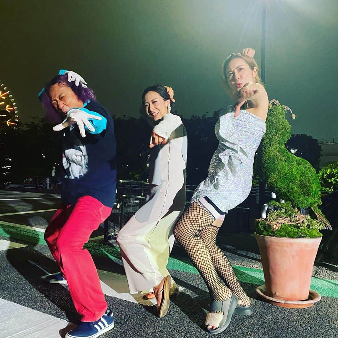 ミラクルひかるさんのインスタグラム写真 - (ミラクルひかるInstagram)「#シネマバード2020in東京　 今回は医療従事者の方々に向けてのドライブインシアター形式でございました！ 初体験てすのて、少々戸惑っちゃうかな！なんて思っておりましたが、拍手の代わりに チッカチッカ✨なんてやっていただいちゃって凄く嬉しかった❣️車から飛び出して🚘永野さんにレスポンスしてくれた少女はこちらの人間を癒してくれました😍💚 #斎藤工　#豪起　#古賀小由実  #永野　#ミラクルひかる Special guest  #一青窈 次は関西でもやって欲しいーなぁー🦊」10月24日 19時34分 - miracle_hikaru_official