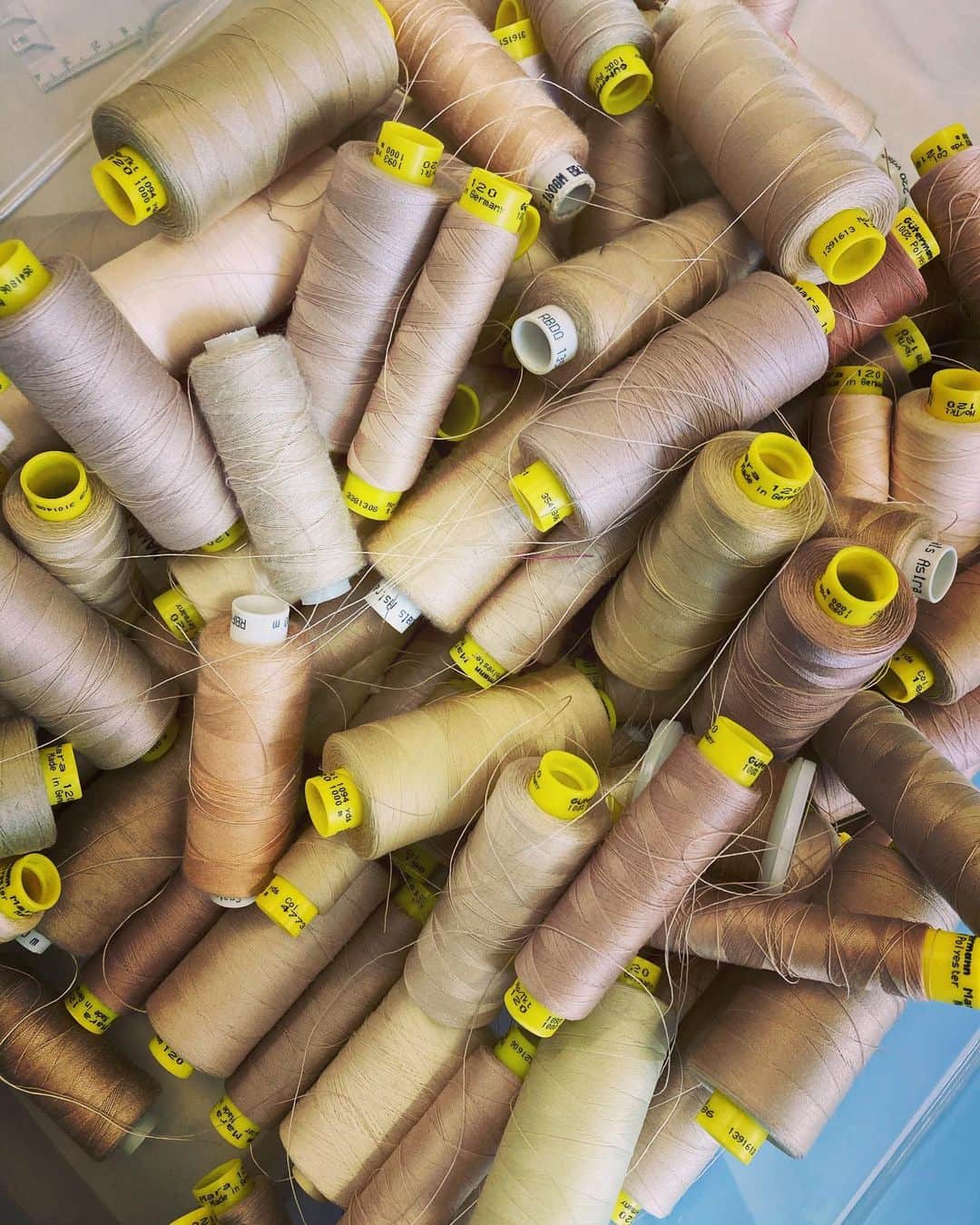 アレクシマビーユのインスタグラム：「Flesh colors @alexismabille #colorama #palette #shades #hautecouture #alexismabille #flesh #sand #beige #thread #bobines #atelier」