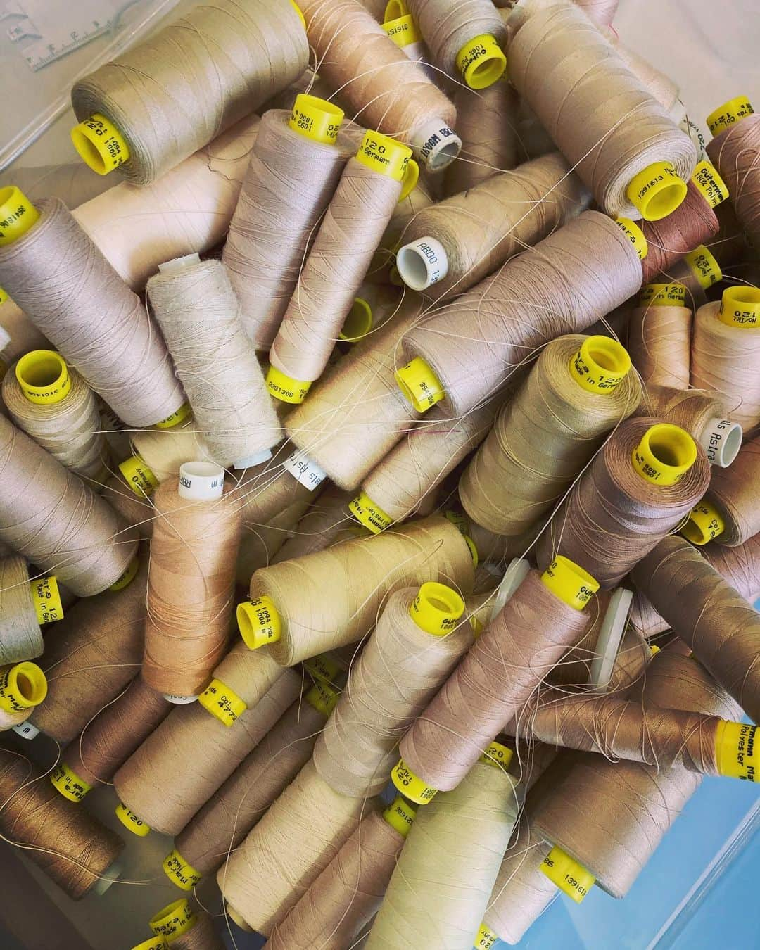 アレクシマビーユさんのインスタグラム写真 - (アレクシマビーユInstagram)「Flesh colors @alexismabille #colorama #palette #shades #hautecouture #alexismabille #flesh #sand #beige #thread #bobines #atelier」10月24日 19時35分 - alexismabille