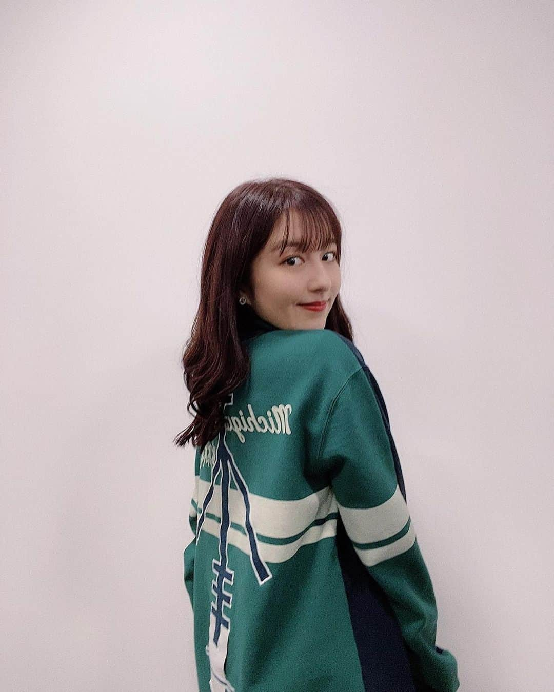 市野莉子さんのインスタグラム写真 - (市野莉子Instagram)「今日の服💚 - @champion_japan  @craig__green  - 沢山動画撮影したよ〜 楽しみにしてて〜！ あ、りかりこのアカウントのリールに 新しいダンス動画もあがってる💞  #りかりこ #ファッション#コーデ#今日のコーデ #chanpion#craiggreen #巻き髪#ロングヘア#fashion #ootd#followｍe#today #チャンピオン#クレイググリーン」10月24日 19時29分 - riko_ichino