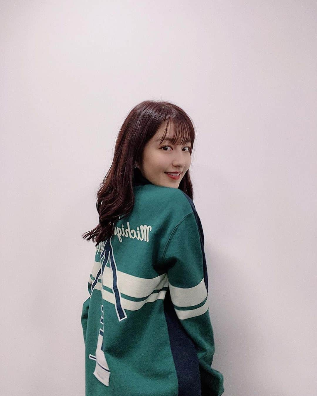 市野莉子さんのインスタグラム写真 - (市野莉子Instagram)「今日の服💚 - @champion_japan  @craig__green  - 沢山動画撮影したよ〜 楽しみにしてて〜！ あ、りかりこのアカウントのリールに 新しいダンス動画もあがってる💞  #りかりこ #ファッション#コーデ#今日のコーデ #chanpion#craiggreen #巻き髪#ロングヘア#fashion #ootd#followｍe#today #チャンピオン#クレイググリーン」10月24日 19時29分 - riko_ichino