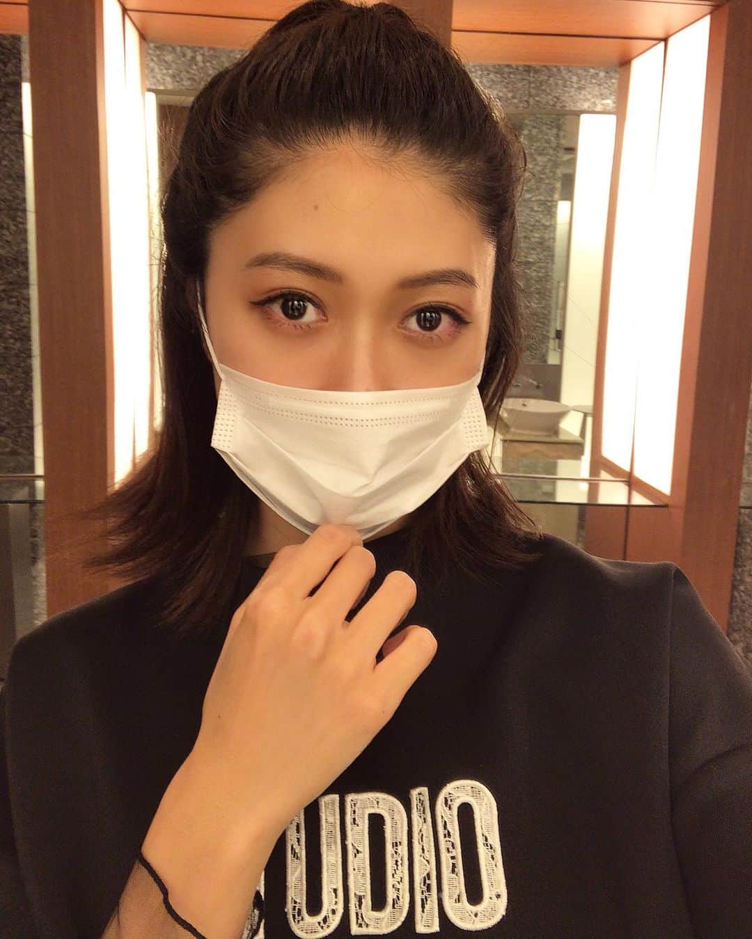植松真理子のインスタグラム：「眉アートメイクをしに @pmu_shibuya さんへ伺いました✍️  PMU渋谷院はベース部分のアートメイク発祥とゆう事もあり、技術も高くスタッフさんも丁寧でとっても満足しました♥️  「 1度アートメイクを入れたら変えられないもの」ではなく 「自然で長く付き合えるアートメイク」  流行やトレンドに合わせて 簡単メイクでアレンジできるやや細めの眉に。  #PMUアートメイク  #PMU渋谷  #アートメイク  #ヴィーナス比  #ヴィーナス眉  #ベースアートメイク」