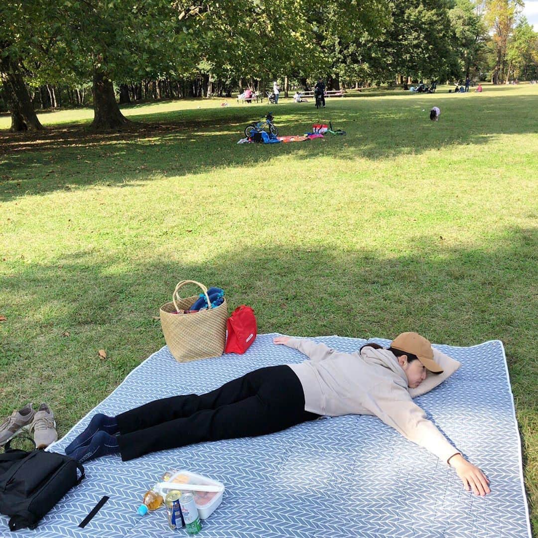 のインスタグラム：「ピクニック@野川公園。大の字で寝られる大判レジャーシート、買ってよかったー。表側は布地でやわらかく厚手でバッグみたいに持ち歩きできて便利。楽天で見つけたのですが柄がたくさんあってめちゃくちゃ迷いました…。グレーのヘリンボーン柄に。 スパムおにぎりのお弁当、ハワイみたいと夫が大喜び。手抜きなんですけどね。 暑くも寒くもなくちょうどいい秋晴れの土曜日。大芝生の木陰で風に吹かれながらうとうと。気持ちよかったです。いい季節ですね。 #picnic #weekend #park #peaceful #love #ピクニック　#野川公園　#週末　#お弁当　#レジャーシート　#のんびり」