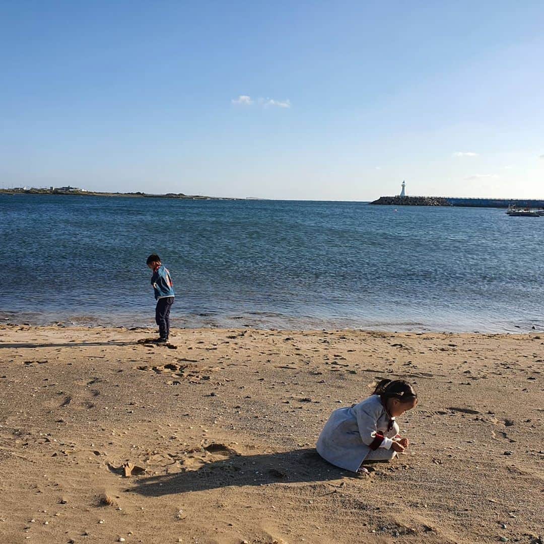 チョン・ダへさんのインスタグラム写真 - (チョン・ダへInstagram)「노리매 안보다 밖에서 물고기 밥주는 일이 제일 즐거웠다는 남매들....  어...그래.....🙄 입장료가 아까워 질라하네...?😅  (그래도 노리매는 좋습니다 여러분!! 😊)  바다가 제일 좋다는 섬소년소녀, 아...너희도 제주도민이지!!!!  #딸래in제주 #제주도민 #제주생활 #노리매 #하모해수욕장 #언제든바다는좋구나 #제주도보여드려요 #남매맘 #제주맘 #알리남매」10月24日 19時32分 - ddallae