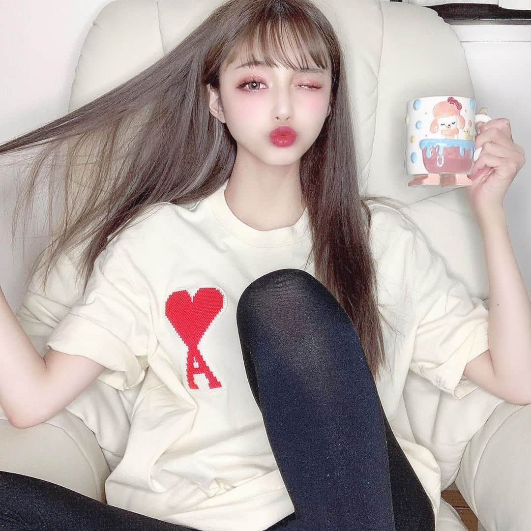 のインスタグラム：「今日も1日お疲れ様でした🍵 肌寒くなってきたし家では短パンに 着圧レギンス履いて快適〜💕 今日も履くだけイージースリムレッグ履いております🖤 @slimlab_offcial  次の日が全然違うのよね🤣 助けられてます👏✨ #お家時間 #おうち時間  #イージースリム　#履くだけイージースリムレッグ　#むくみ解消　#着圧レギンス #美脚女子 #ホームケア #自宅ケア #エクササイズ #レギンスダイエット #テレワークレギンス #ダイエット #美脚になりたい人とつながりたい #PR」