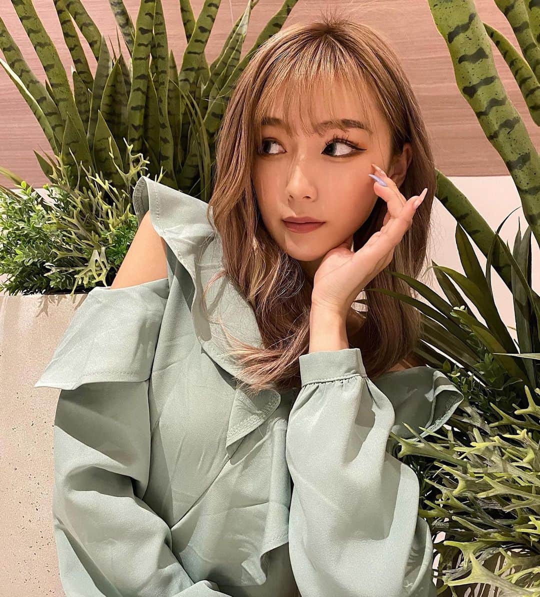 田向星華（せいせい）さんのインスタグラム写真 - (田向星華（せいせい）Instagram)「本日の #ootd 🤍🤎  outer - @esutoreja  tops - @lily_closet.store  pants - @lily_closet.store  shoes - @lily_closet.store   ミントグリーントップスのデザイン が肩開きなのとショート丈が 普段ハイウエストパンツ履く せいかにはどタイプ。😍🌈 ヒールもソックスブーツっぽくて この時期仕様　〜〜　❤︎  ２０時にハロウィンメイク 第１弾が上がるので楽しみにしてて☺️ ・ ・ #ファッション #fashion #ゼブラ柄  #ロングヘア #ミントグリーン #style #ゼブラパンツ #ソックスブーツ」10月24日 19時38分 - seika____official