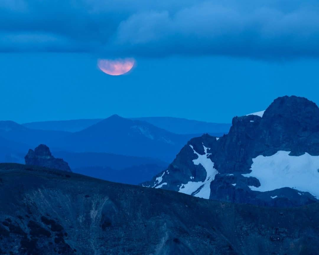 National Geographic Travelさんのインスタグラム写真 - (National Geographic TravelInstagram)「Photo by @stephen_matera / The moon rises over the central Cascade Range at dusk in Washington. Catching the nearly full moon rising at dusk is simply a matter of being in a location with an open view opposite of where the sun sets the day before the official full moon. Follow me @stephen_matera for more images like this from Washington and around the world. #moonrise」10月24日 19時38分 - natgeotravel