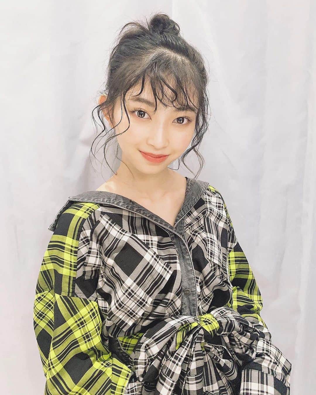 辻野かなみのインスタグラム：「❤︎﻿ ﻿ 👗#衣装﻿ ﻿ 今朝は柿を食べました💓﻿ 私は、柔らかい派です🙋🏻‍♀️﻿ でも、まだ少し硬かった！﻿ これからが楽しみだな🎶﻿ ﻿ ワンピース#DIESEL﻿ ﻿ 今回の生写真の衣装です✨﻿ 絶賛発売中です!!☺️﻿ ﻿  #柿一個で1日分のビタミンCがとれるみたい😳 #instagood #instalike #followme﻿」