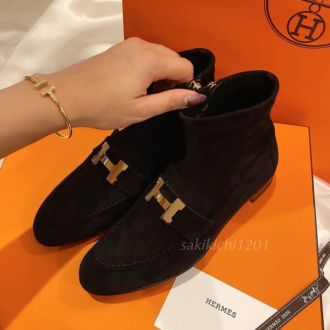 のインスタグラム：「取り寄せしてもらってたショートブーツ👞💞 可愛すぎる🥰 歩きやすいしたくさん履こう❤️❤️❤️ ．  #hermès  #hermes  #hermesshoes  #shopping #エルメス #サントノーレ #エルメス好きな人と繋がりたい」