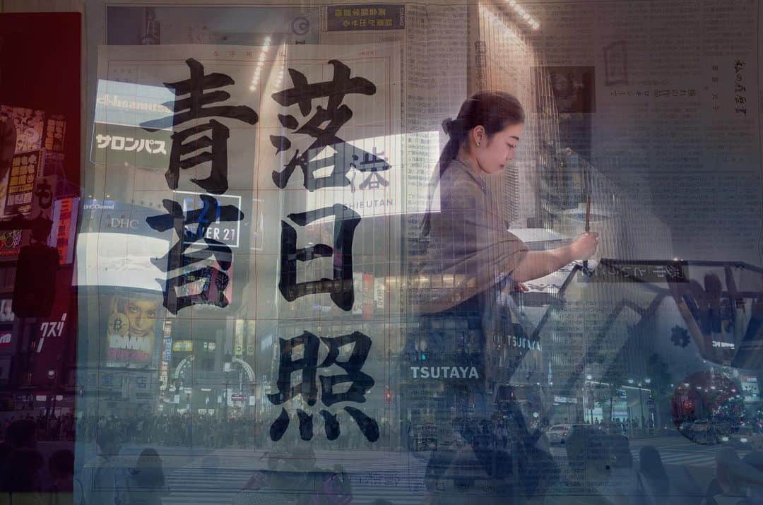 書道家紅舟のインスタグラム：「. 表参道の紅舟書道教室shot📸 . 生徒でもあり、有名なカメラマンさんが 撮ってくれた写真なんです✨ . 表参道の景色と、お教室の様子 を1枚に詰め込んでくれました👏 . アプリの“ストアカ”より書道体験予約が できます！毎月2回開催してます。 すでに残り一枠なところもあります…😳 ▶️検索〔ストアカ　紅舟〕 https://www.street-academy.com/steachers/179196 . 上記にあるホームページから様子やブログ チェックできるから、そこから覗いてみて もらえるとイメージつくと思います👍 . #書道家 #書道家紅舟 #体験教室  #書道教室 #表参道 #大人 #人気  #たのしい #美文字 #レッスン  #東京 #学び #筆文字 #資格取得  #マインドフルネス #癒し #癒しの時間 #ありがとう」