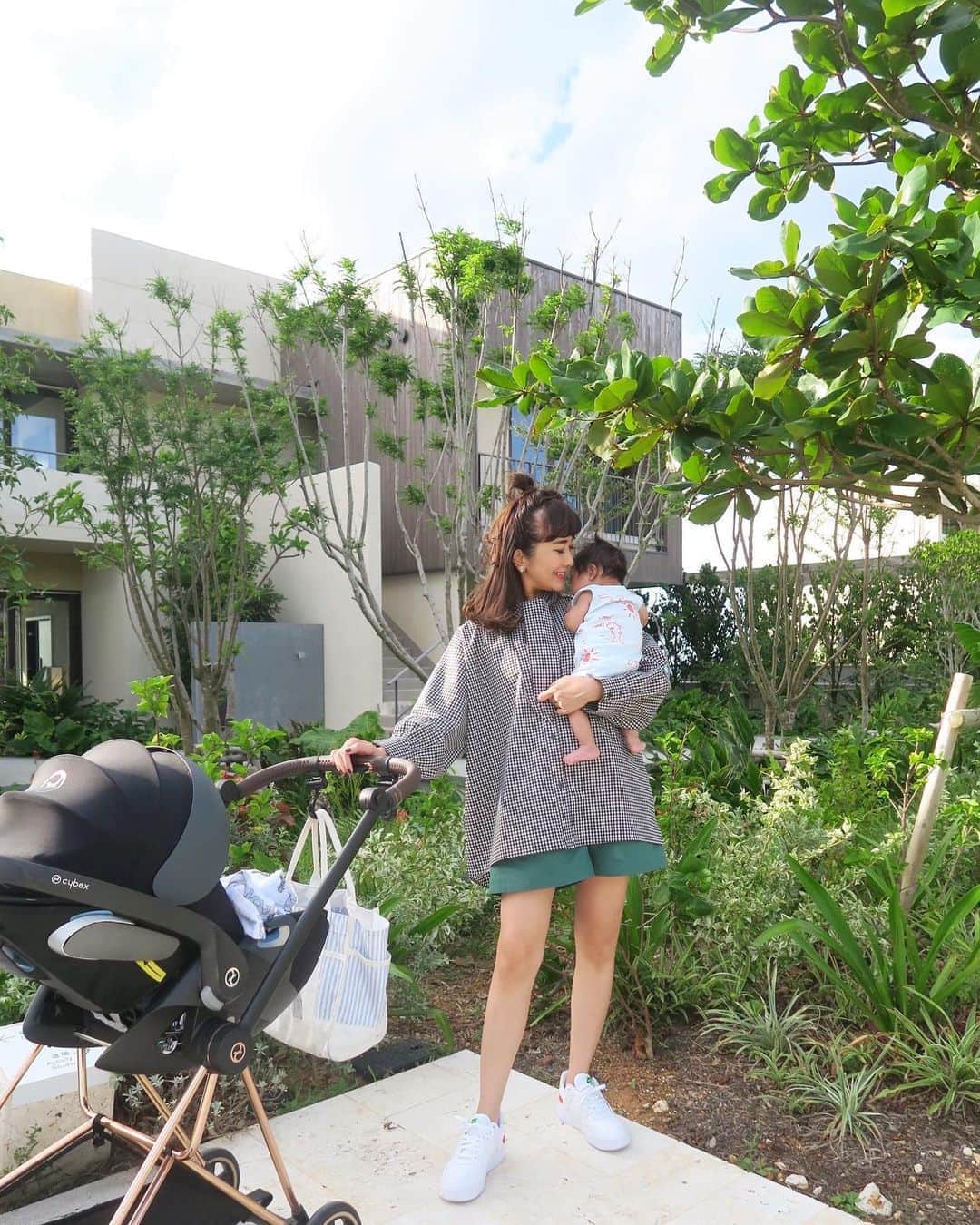 Mai Wakimizuのインスタグラム：「先日のpopup shopで買ったUNMINOUのボウタイブラウスが主役♡旅先でのdinner timeに着たくて持って来ました＼(^o^)／ショーパンのグリーンがぴったりな場所で♡ #wakkinstyle#ootd#coordinate#ママコーデ tops:#unminou pants:#rosymonster shoes:#nike」